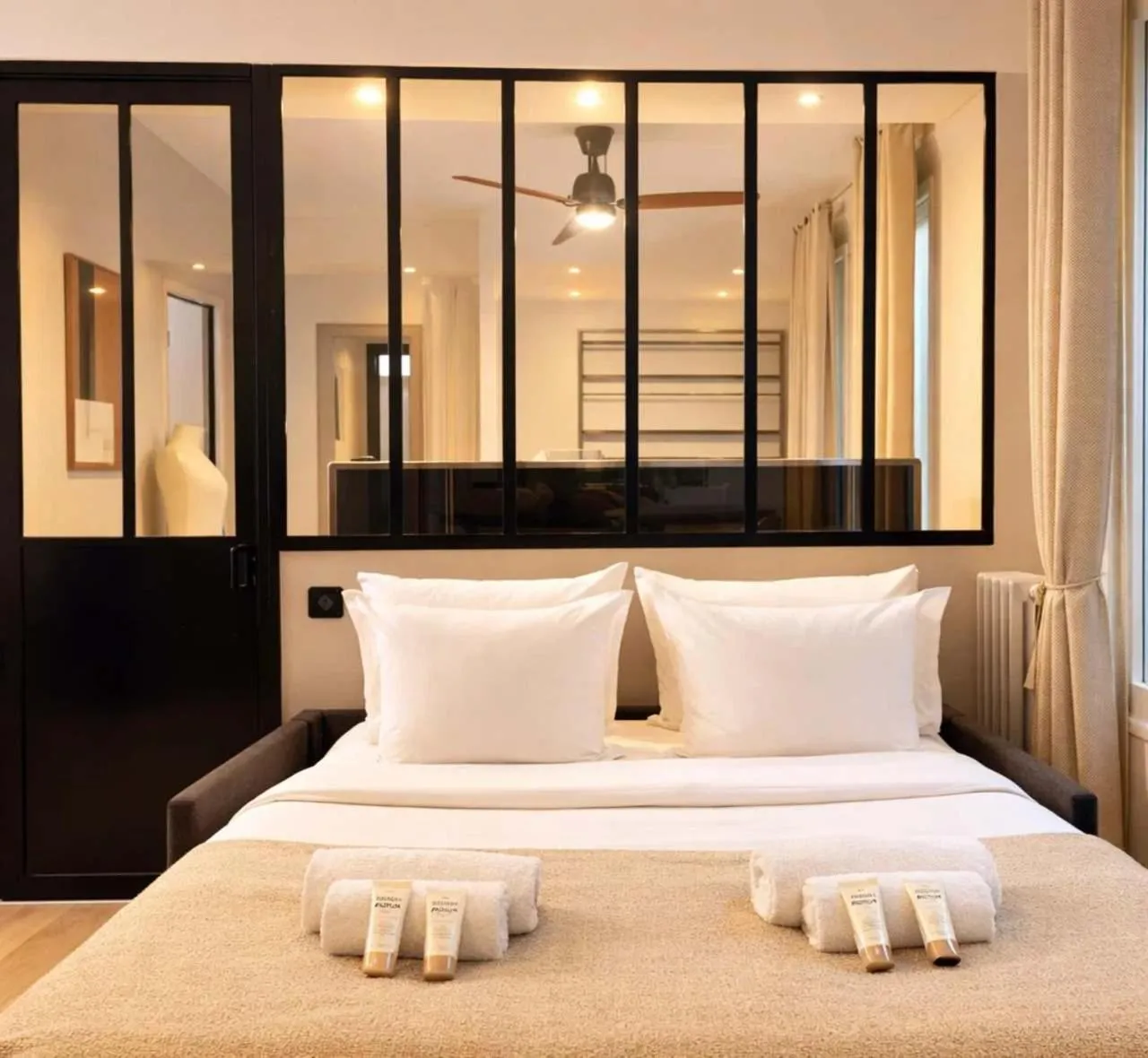 Communal lounge/ TV room, Bed in Champs-Elysées - Prestige apartment with lift avenue Matignon