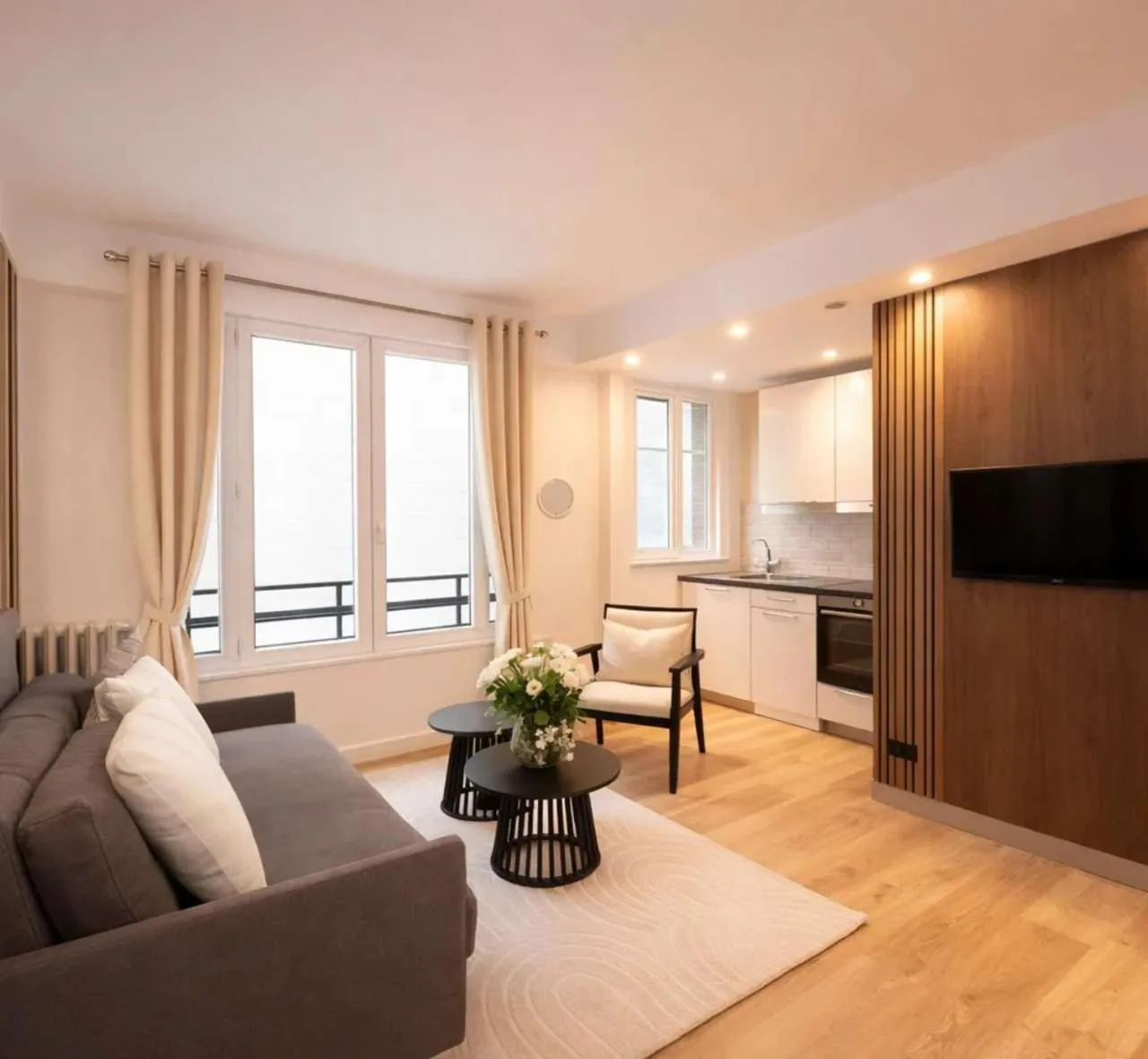 Communal lounge/ TV room in Champs-Elysées - Prestige apartment with lift avenue Matignon