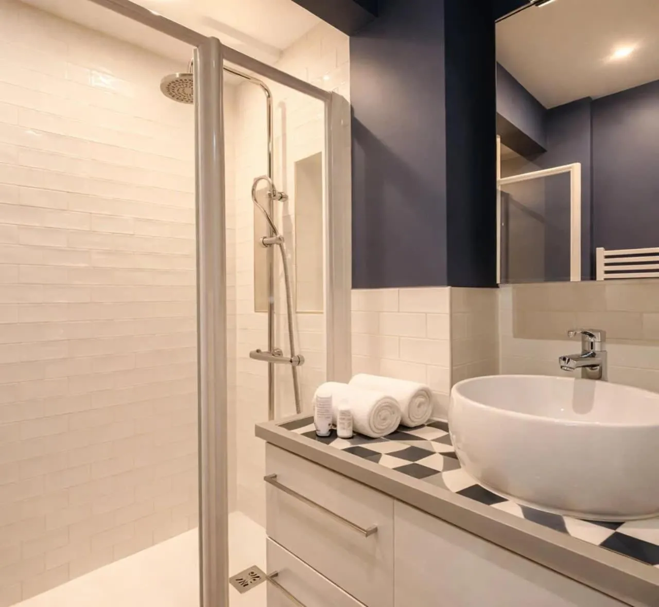 Shower in Champs-Elysées - Prestige apartment with lift avenue Matignon
