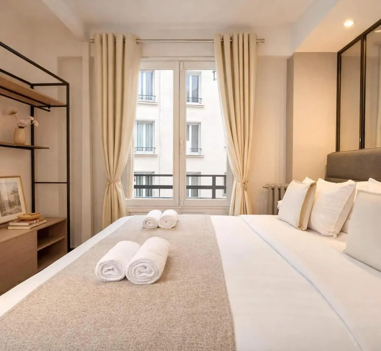 Bed in Champs-Elysées - Prestige apartment with lift avenue Matignon