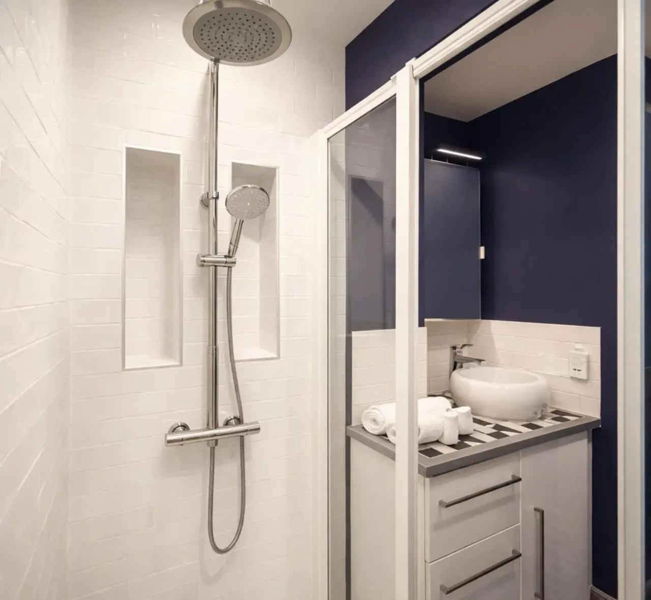 Shower in Champs-Elysées - Prestige apartment with lift avenue Matignon