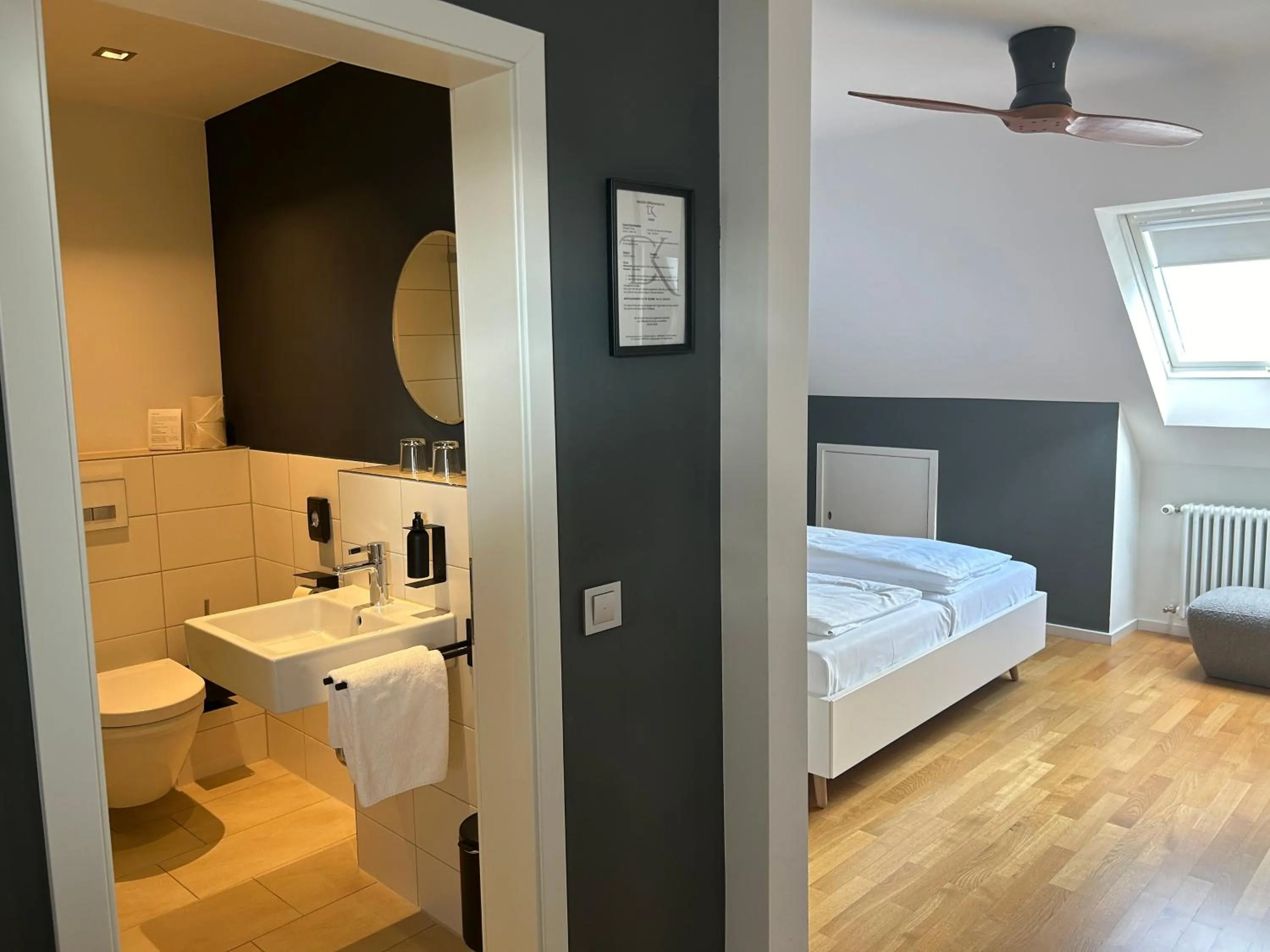 Bathroom, Bed in DK Hotel Heidelberg