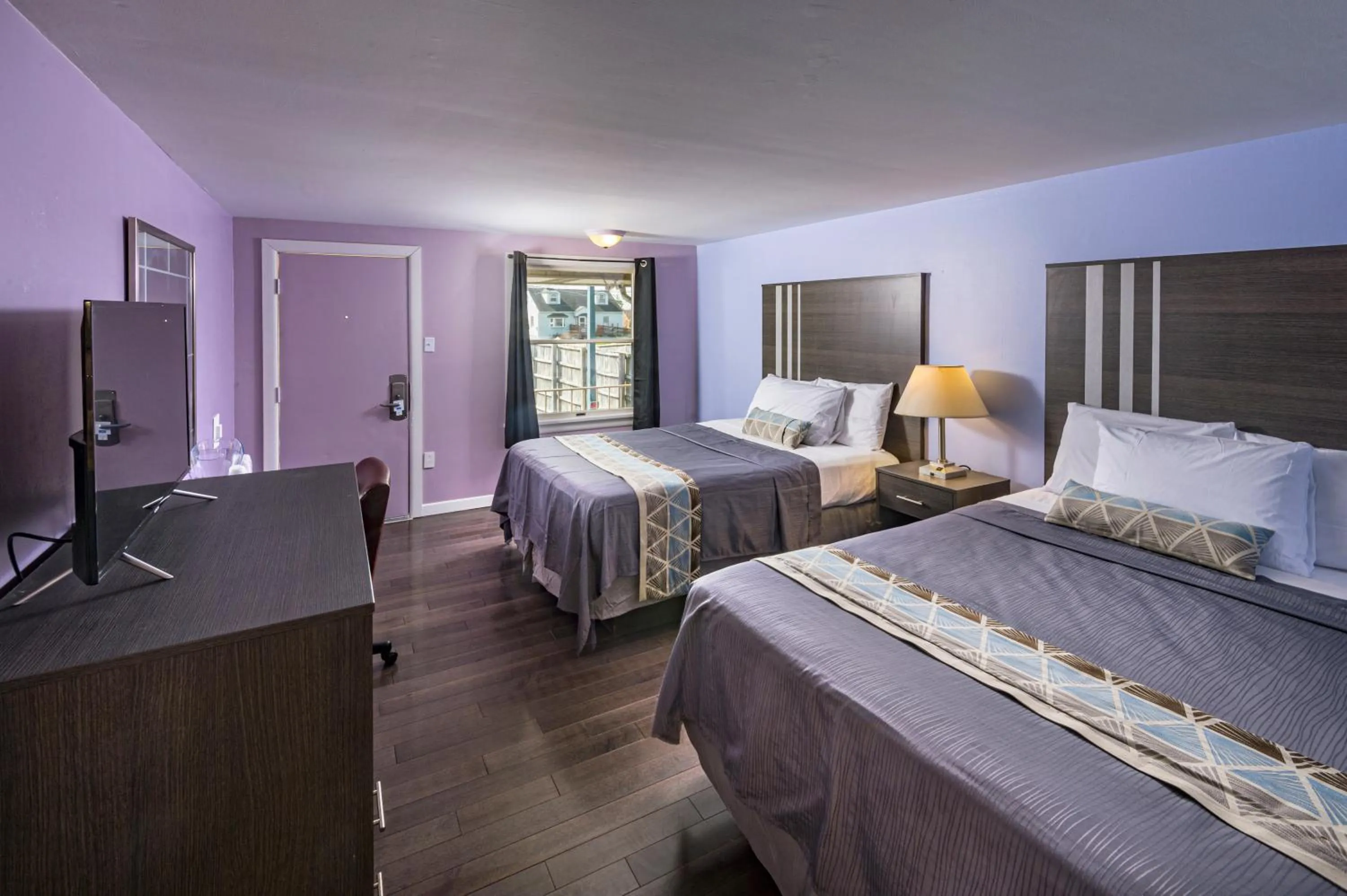 Bed in Sunrise Inn Hershey