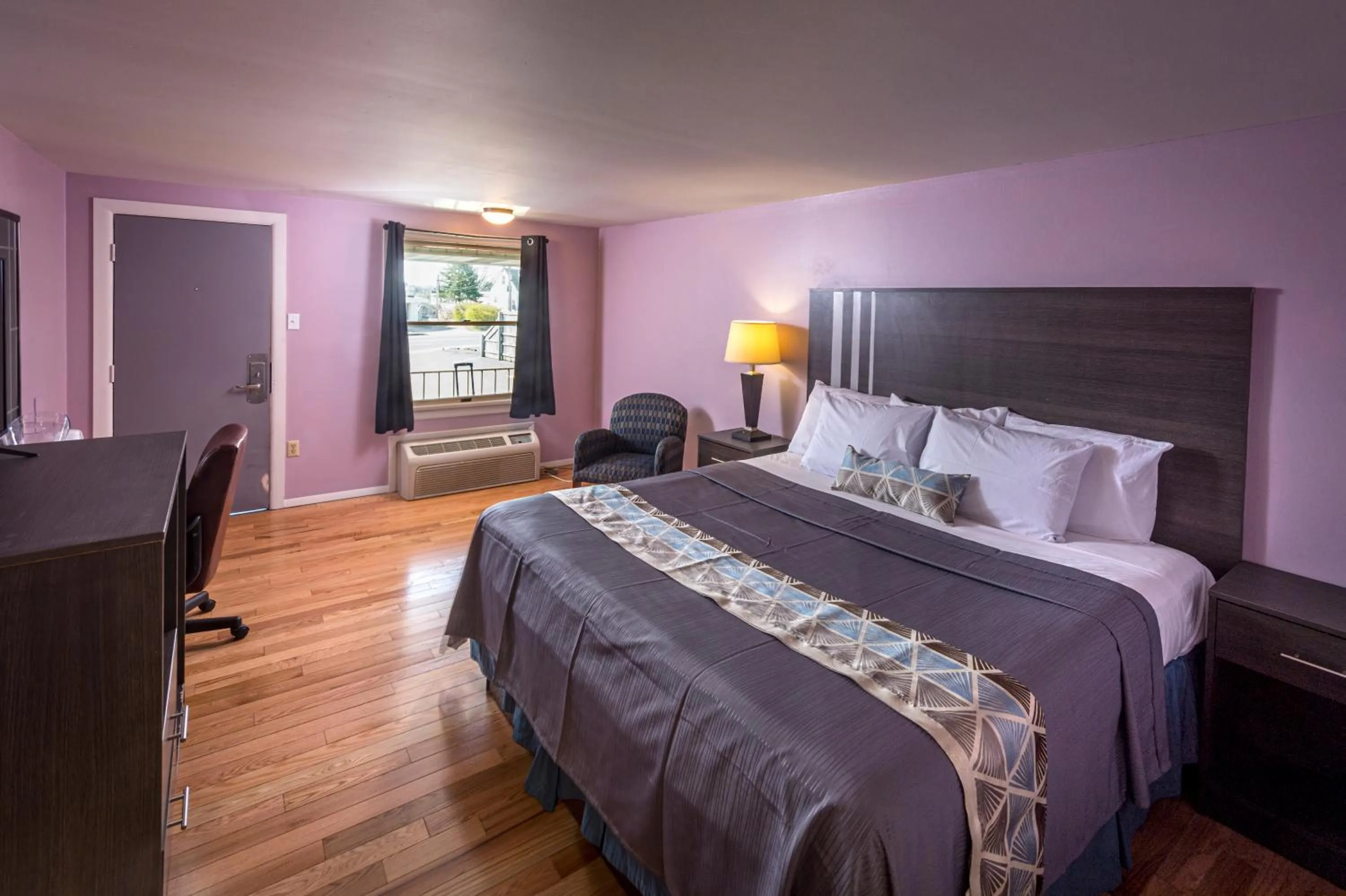 Bed in Sunrise Inn Hershey