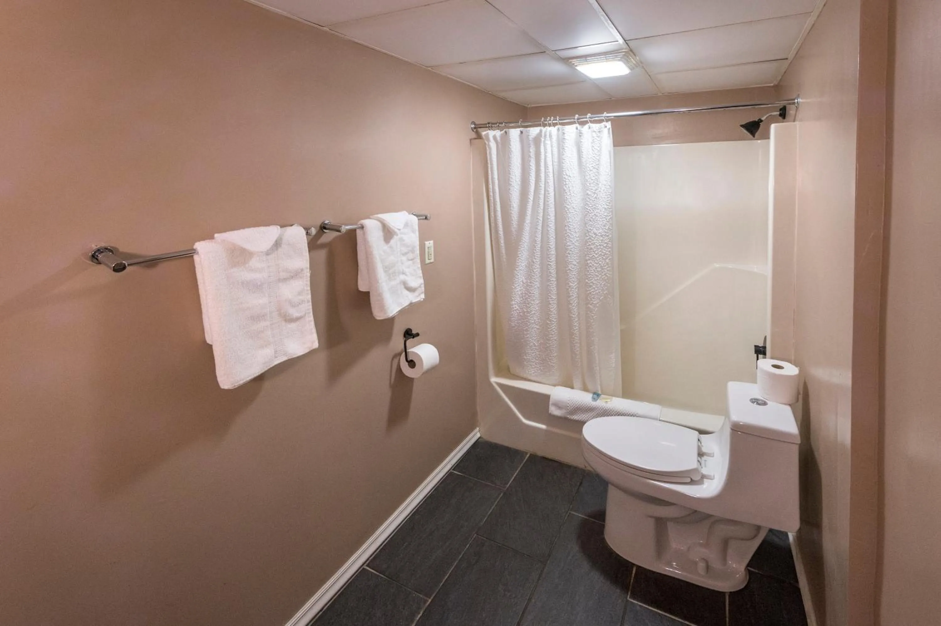 Bathroom in Sunrise Inn Hershey