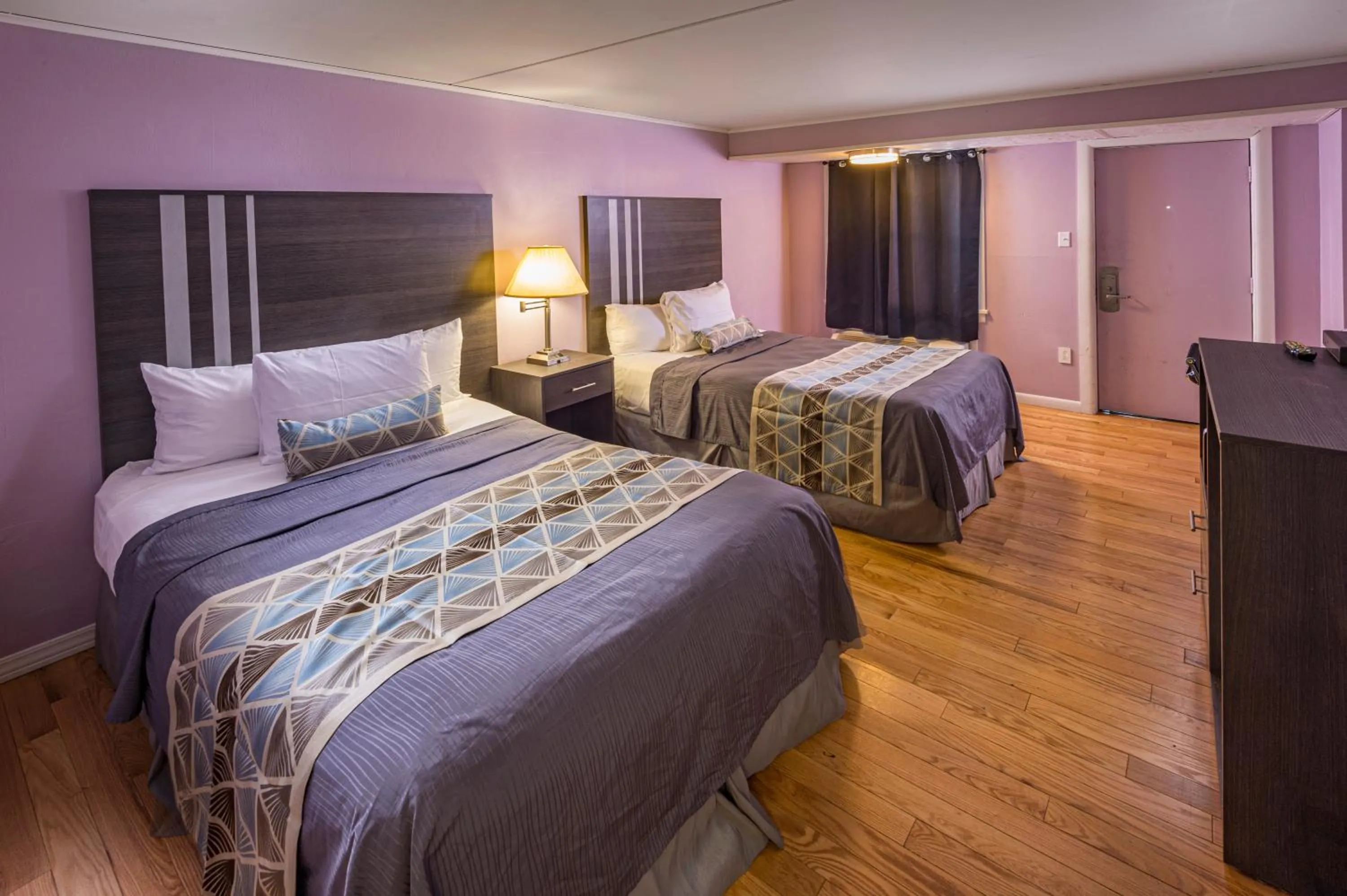 Bed in Sunrise Inn Hershey