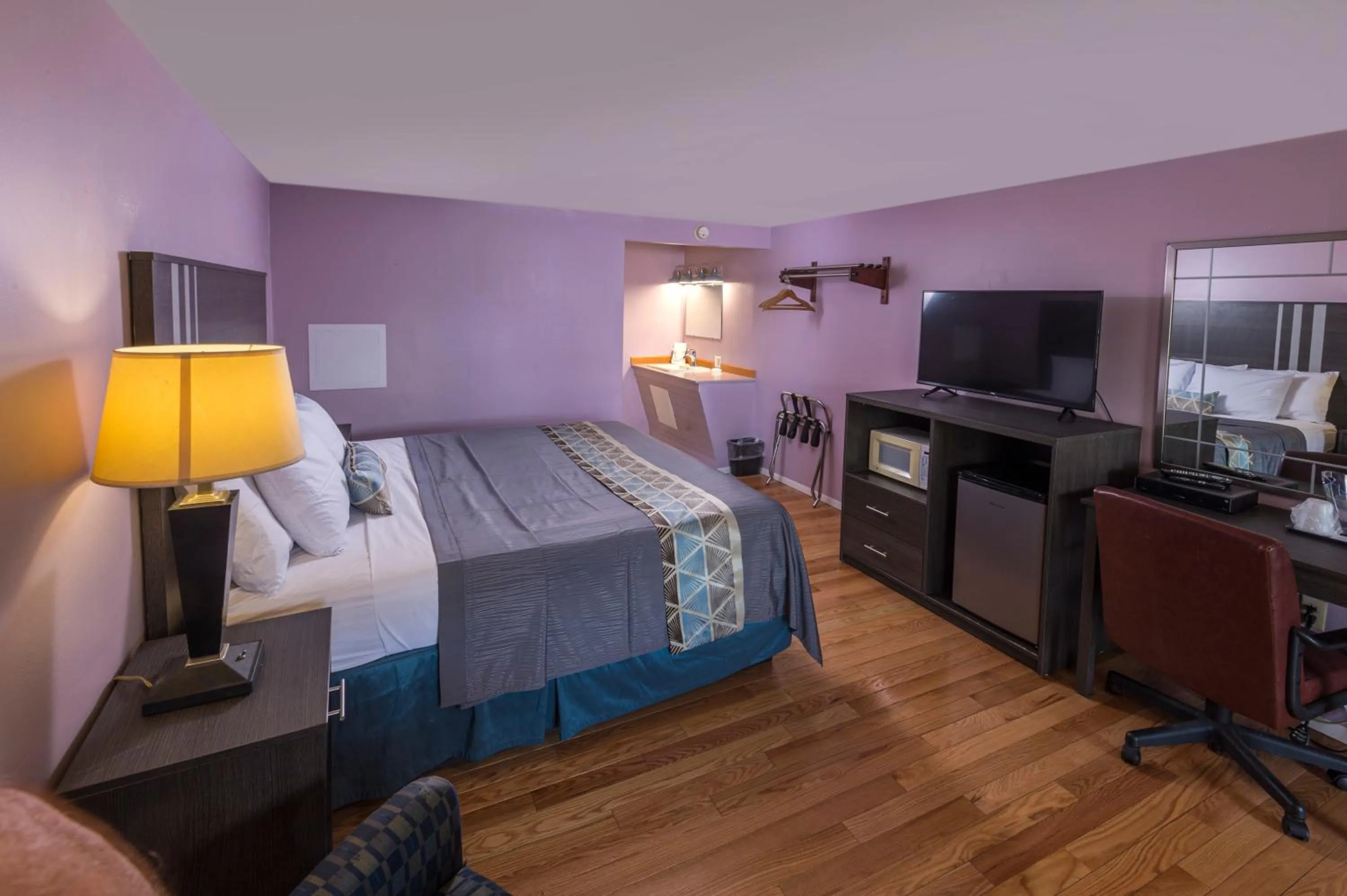 Bed in Sunrise Inn Hershey