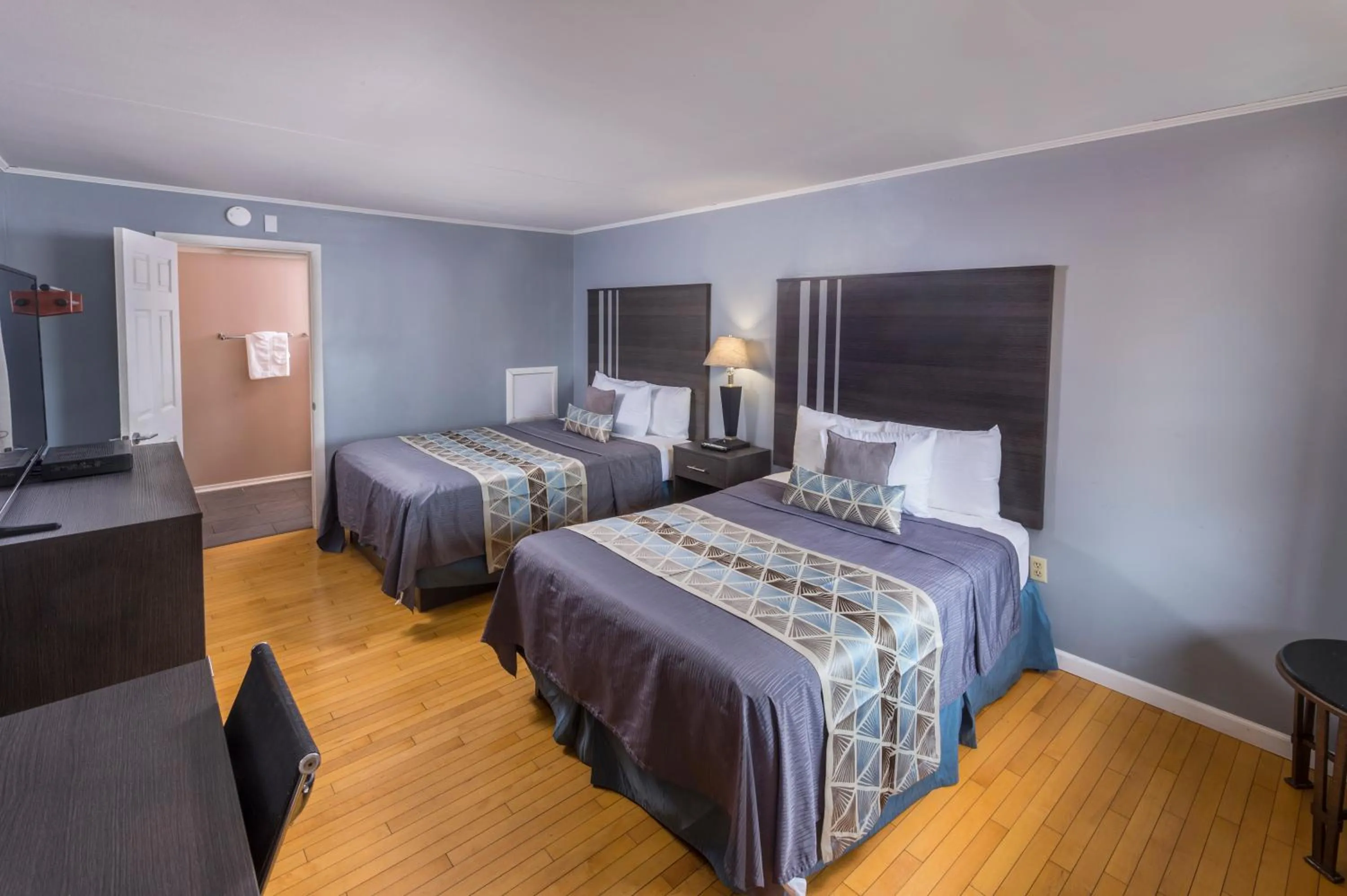 Bed in Sunrise Inn Hershey