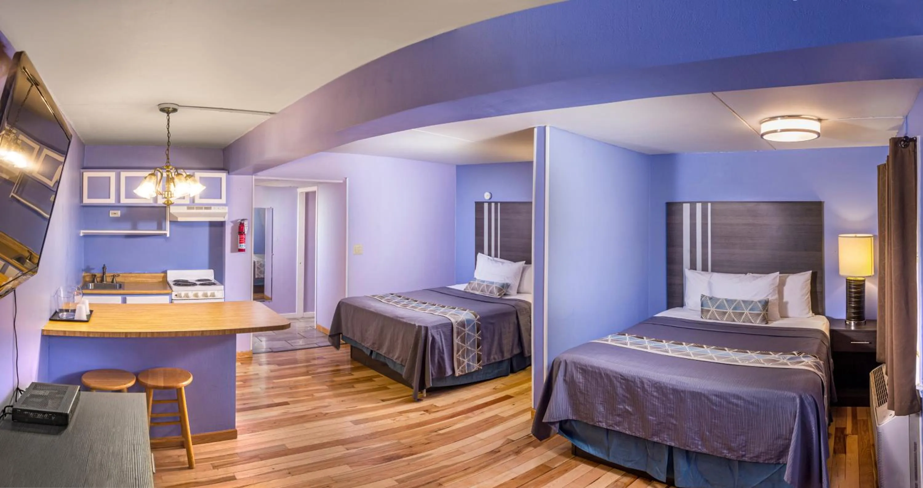 Bed in Sunrise Inn Hershey