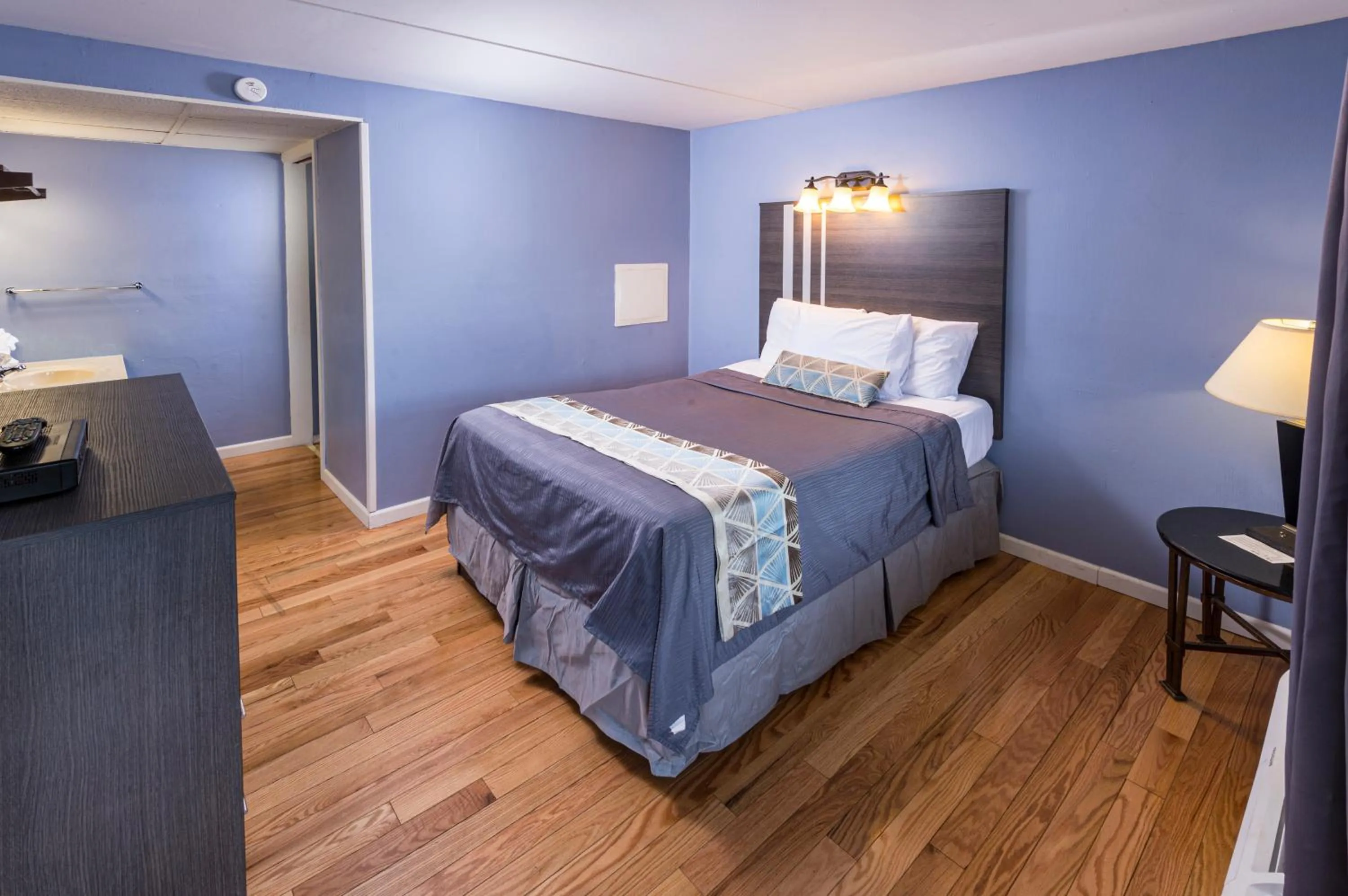 Bed in Sunrise Inn Hershey