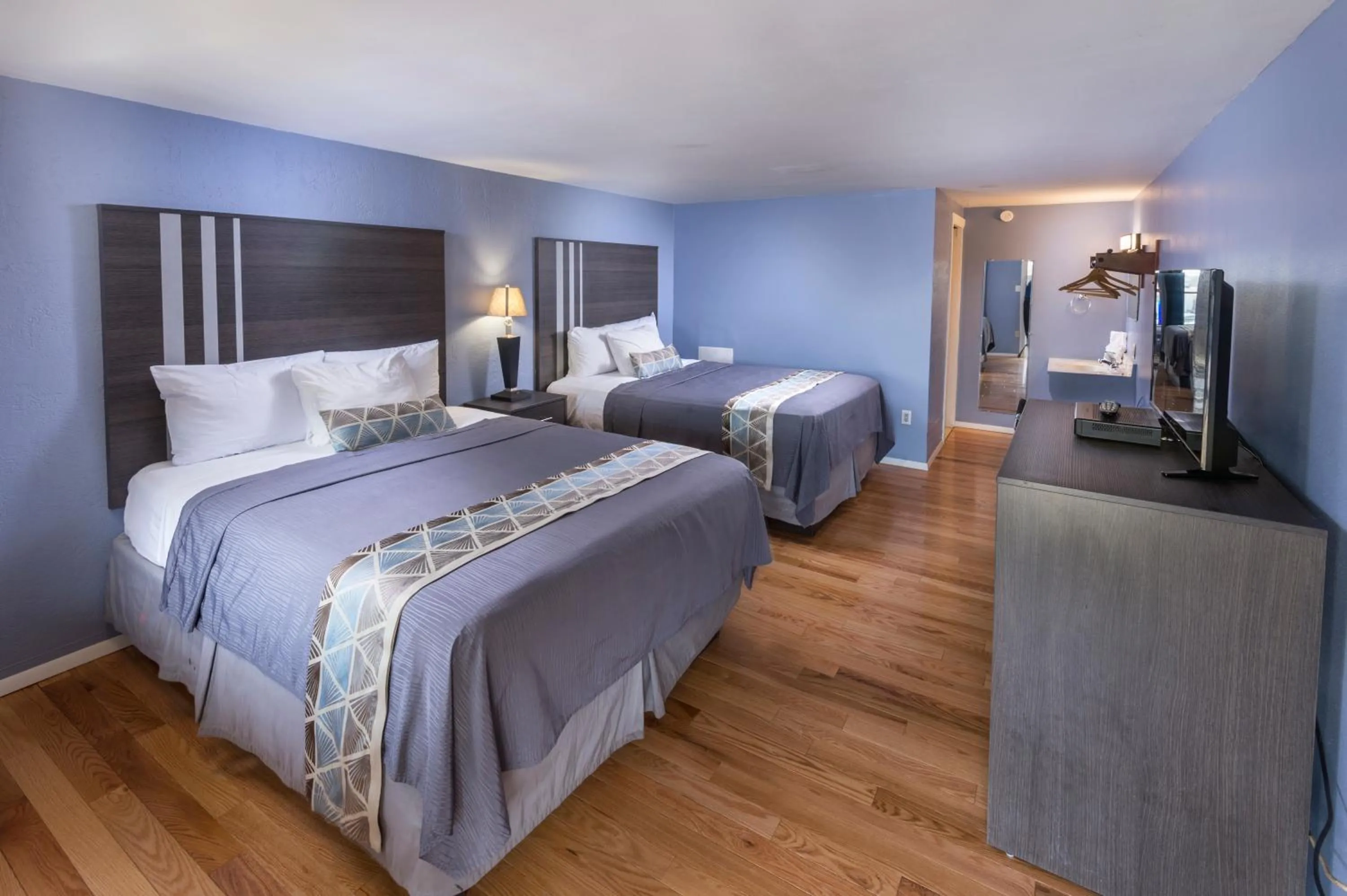 Bed in Sunrise Inn Hershey