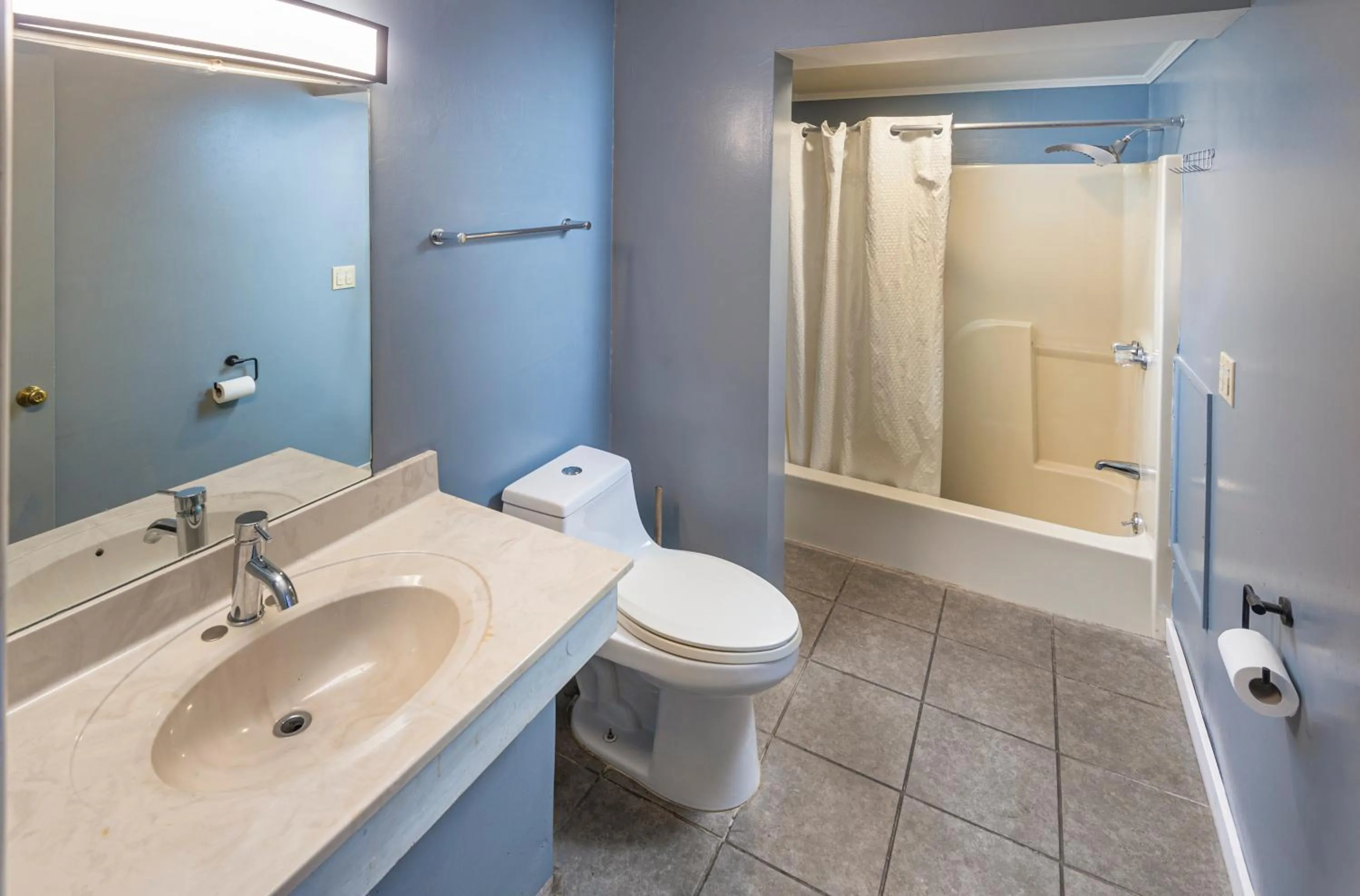 Bathroom in Sunrise Inn Hershey