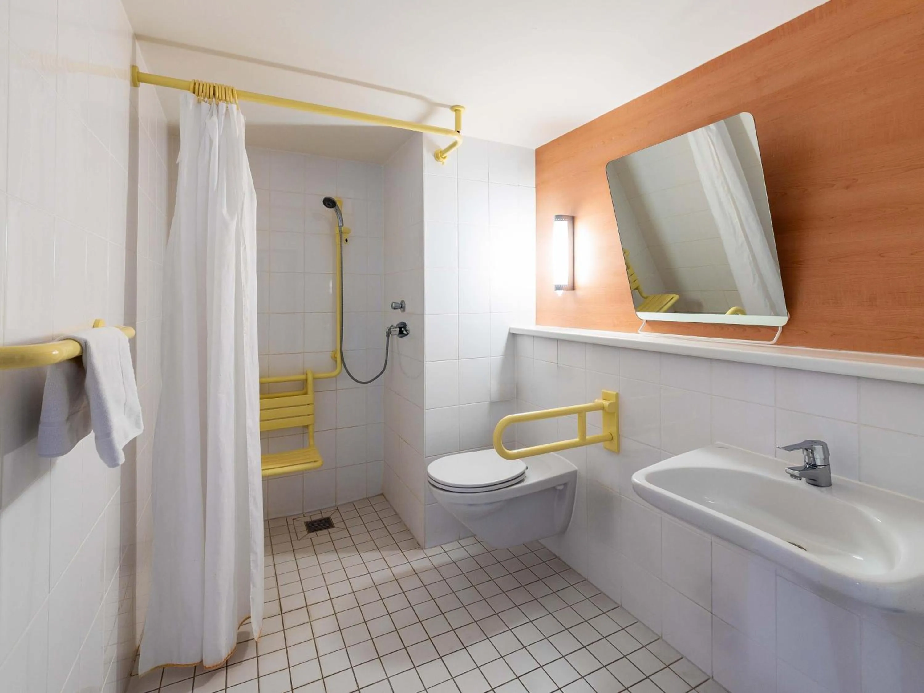 Shower in B&B Hotel Duisburg Hbf-Nord