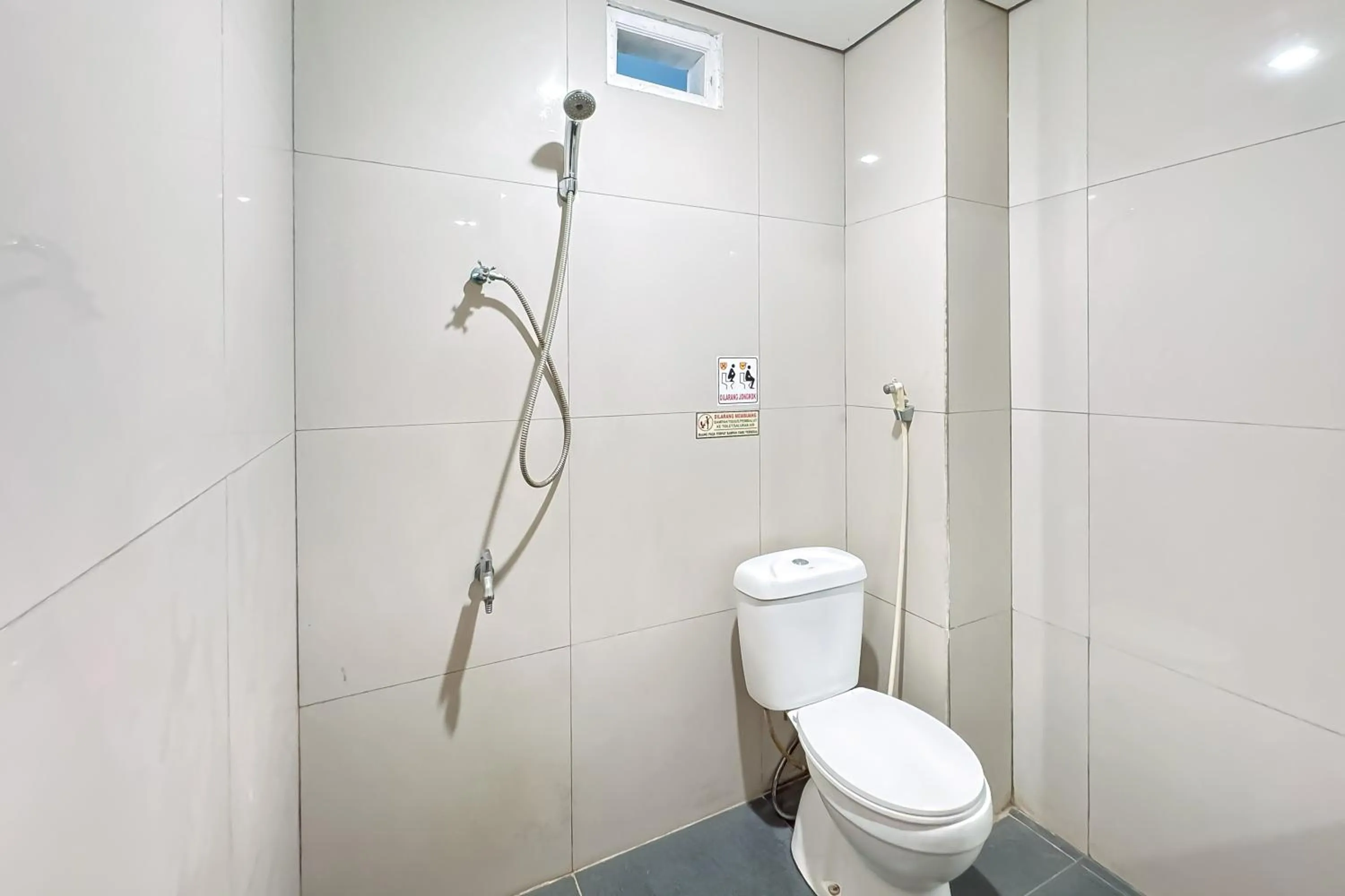 Bathroom in OYO Capital O 90081 Pondok Sabaraya 2 Syariah