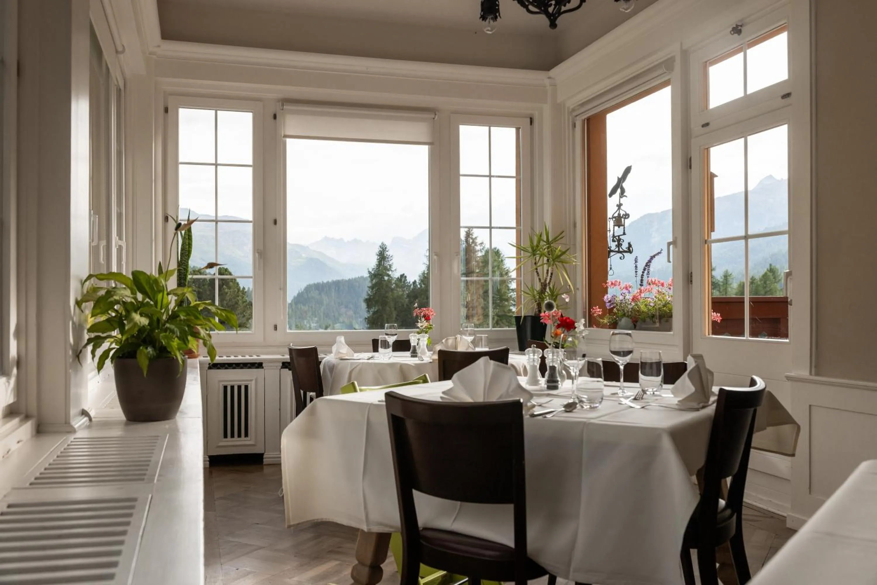 Restaurant/places to eat in Hotel Chesa Spuondas