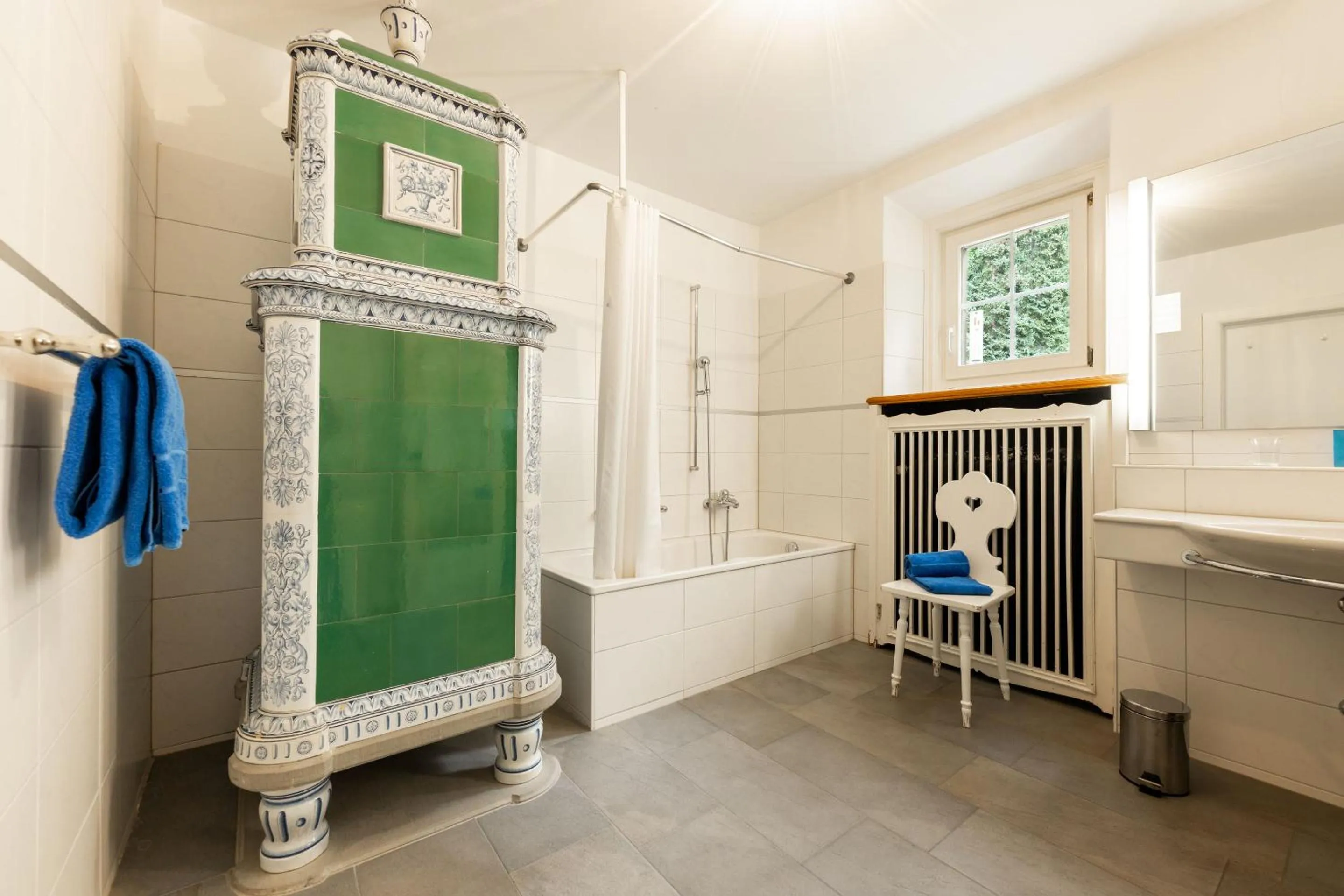 Bathroom in Hotel Chesa Spuondas