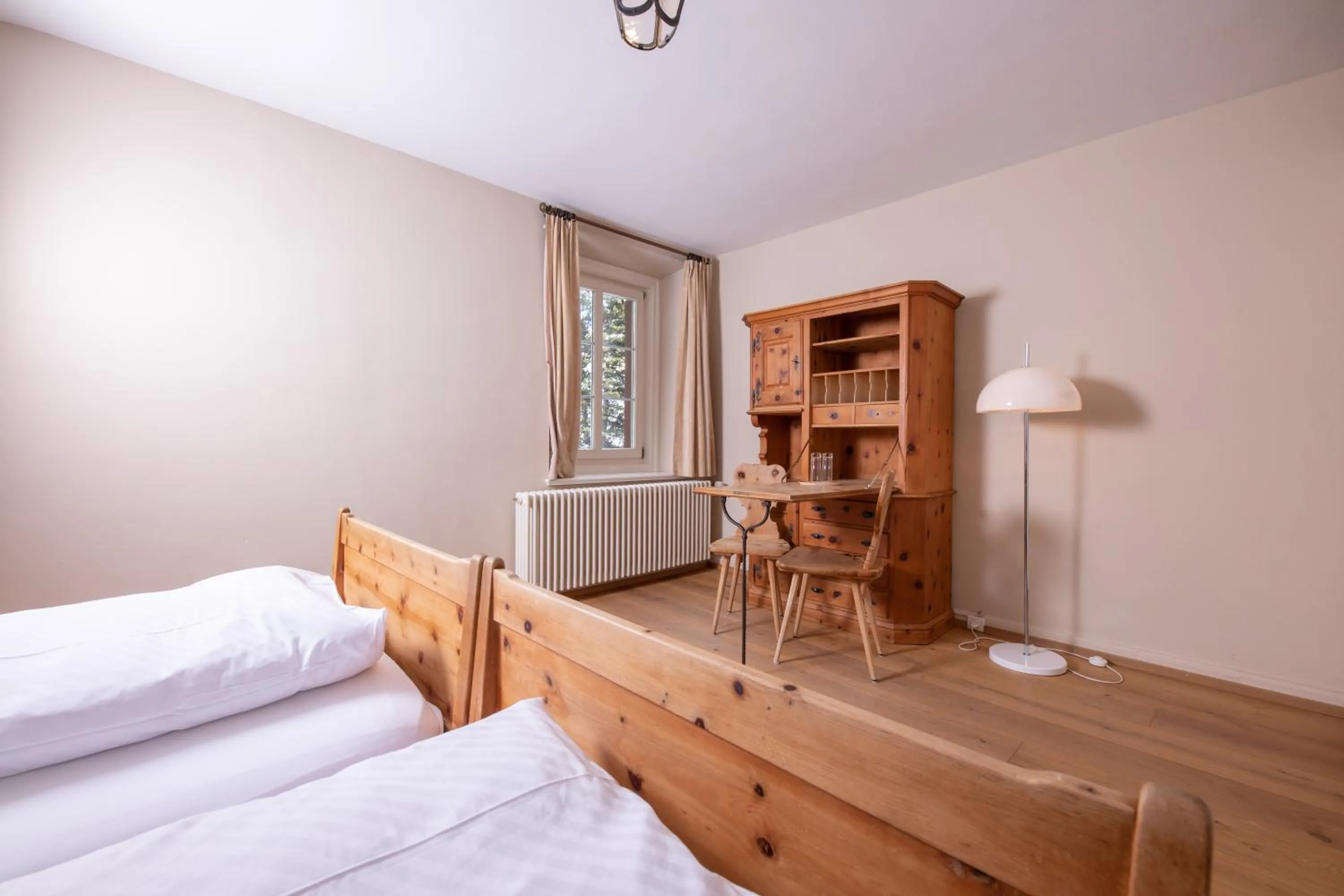 Photo of the whole room, Bed in Hotel Chesa Spuondas