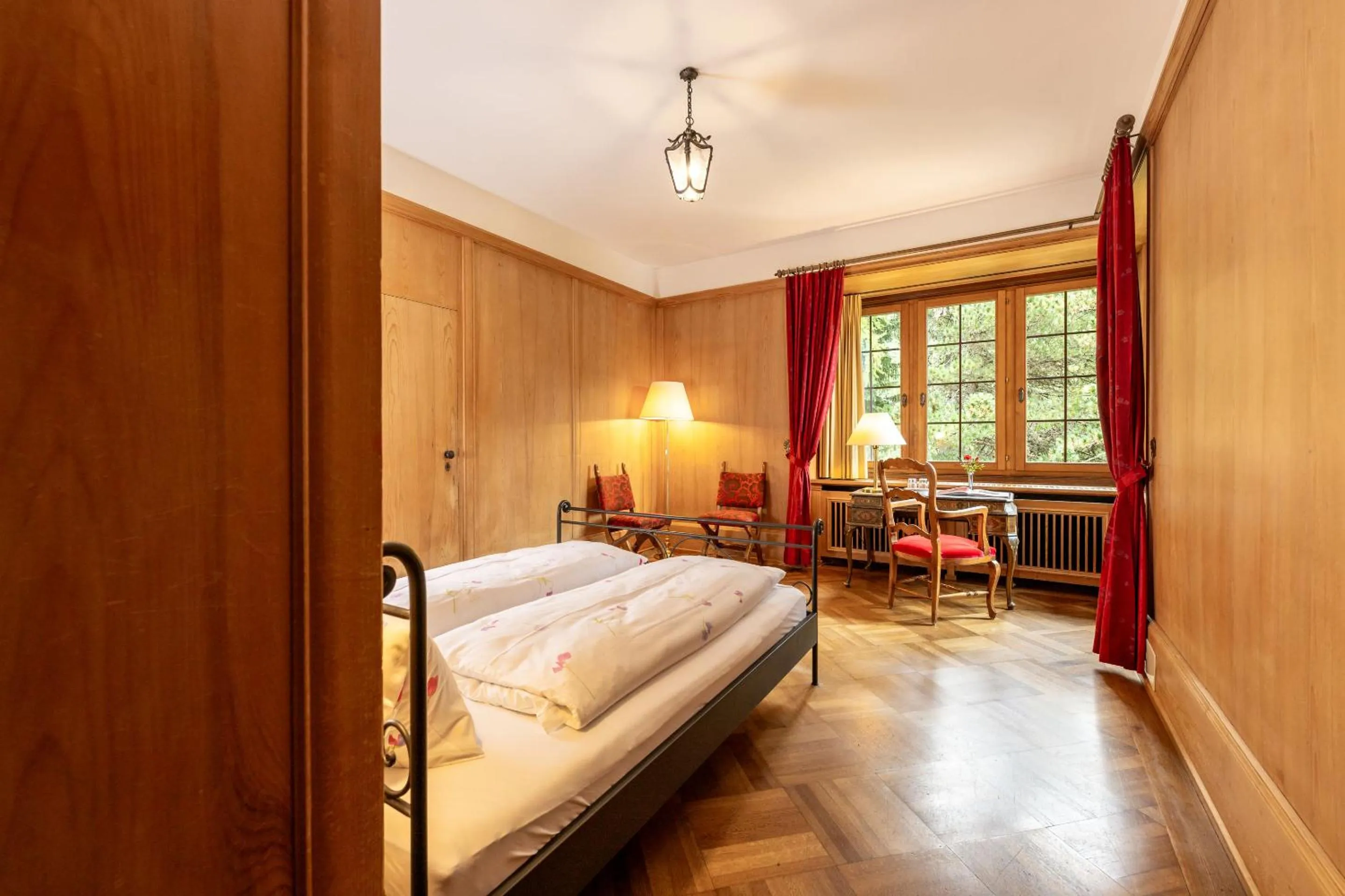 Bed in Hotel Chesa Spuondas