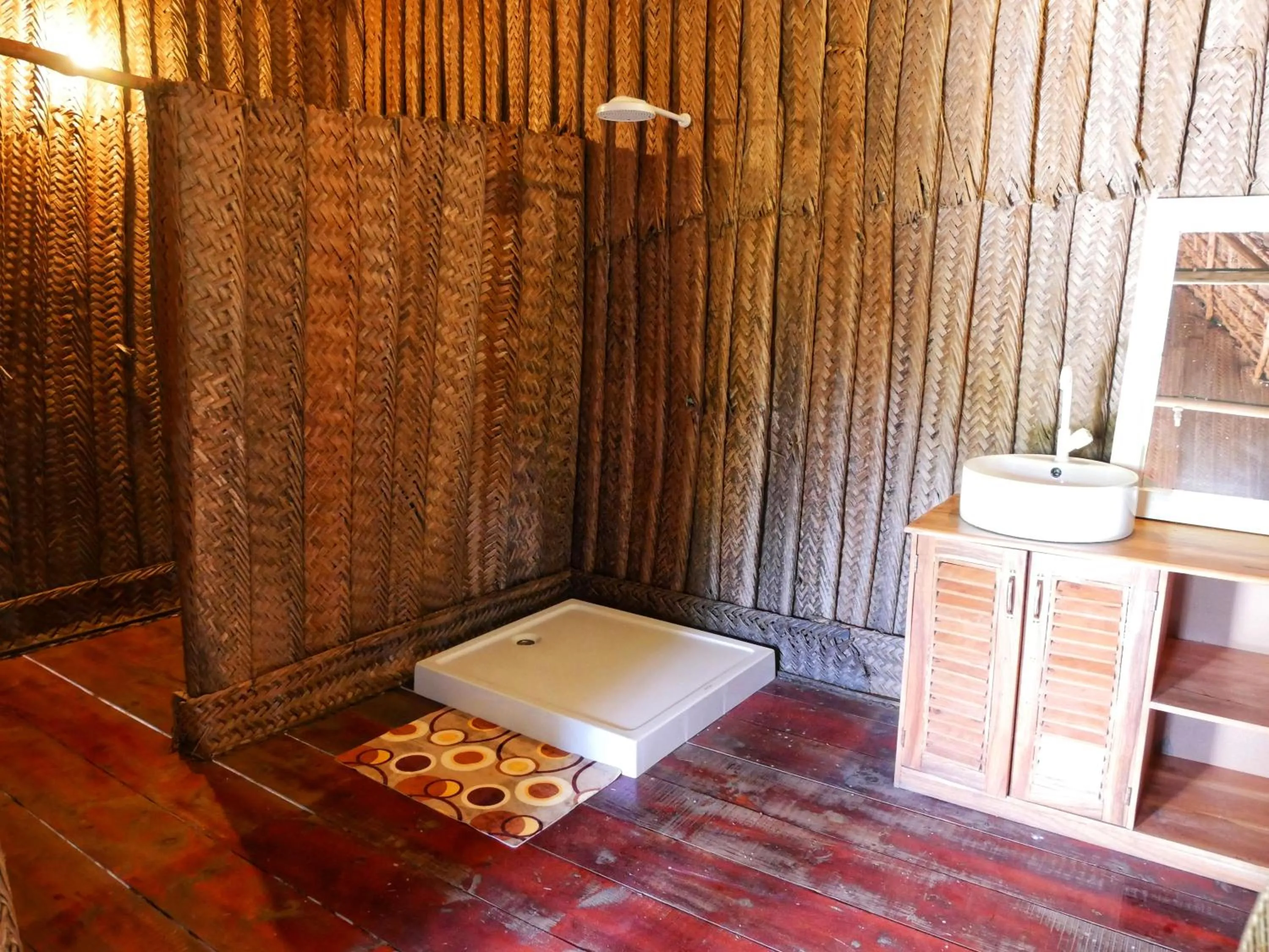 Shower in COCO REEF ECOLODGE