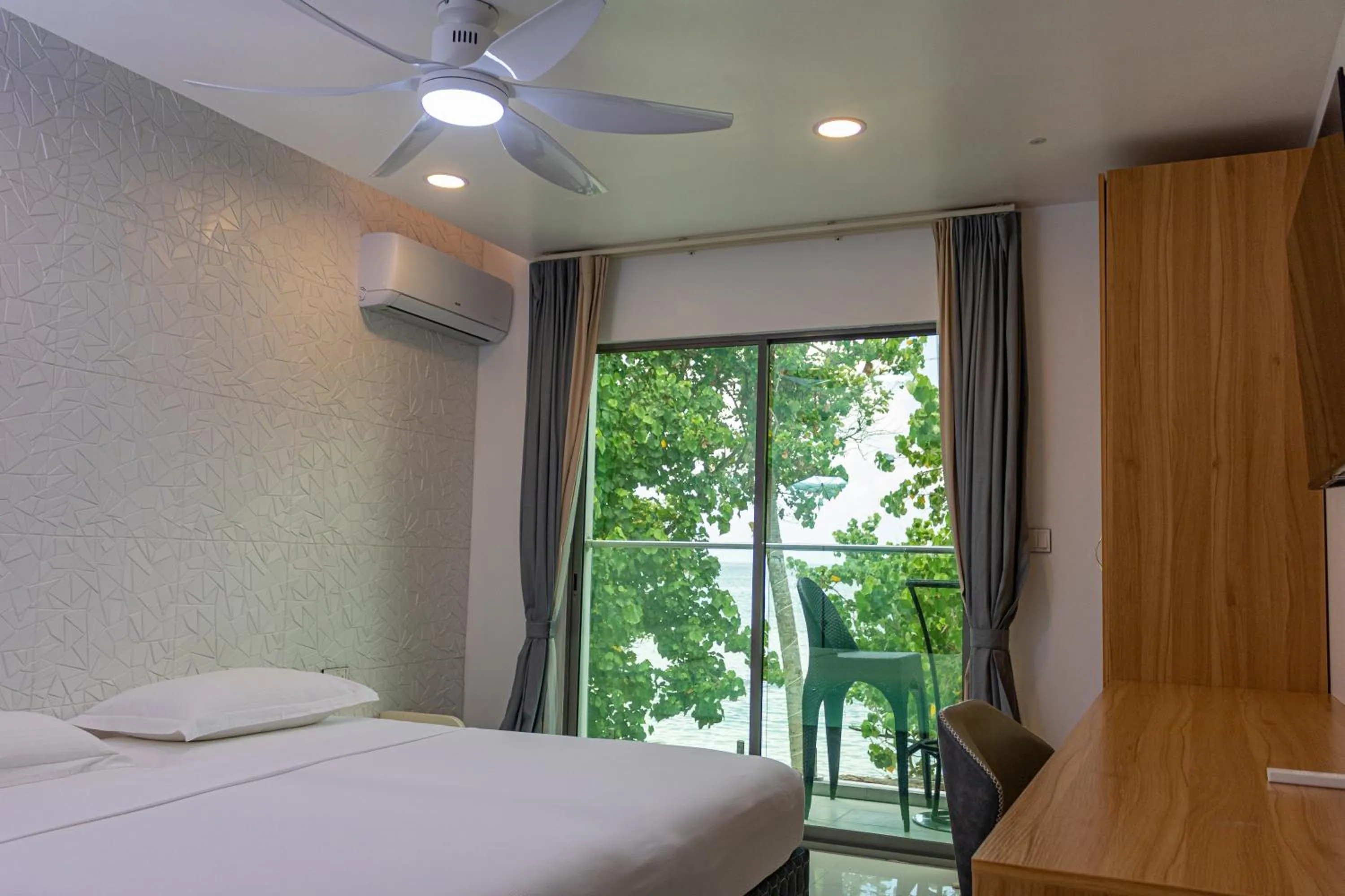 View (from property/room), Bed in Wow Inn Keyodhoo