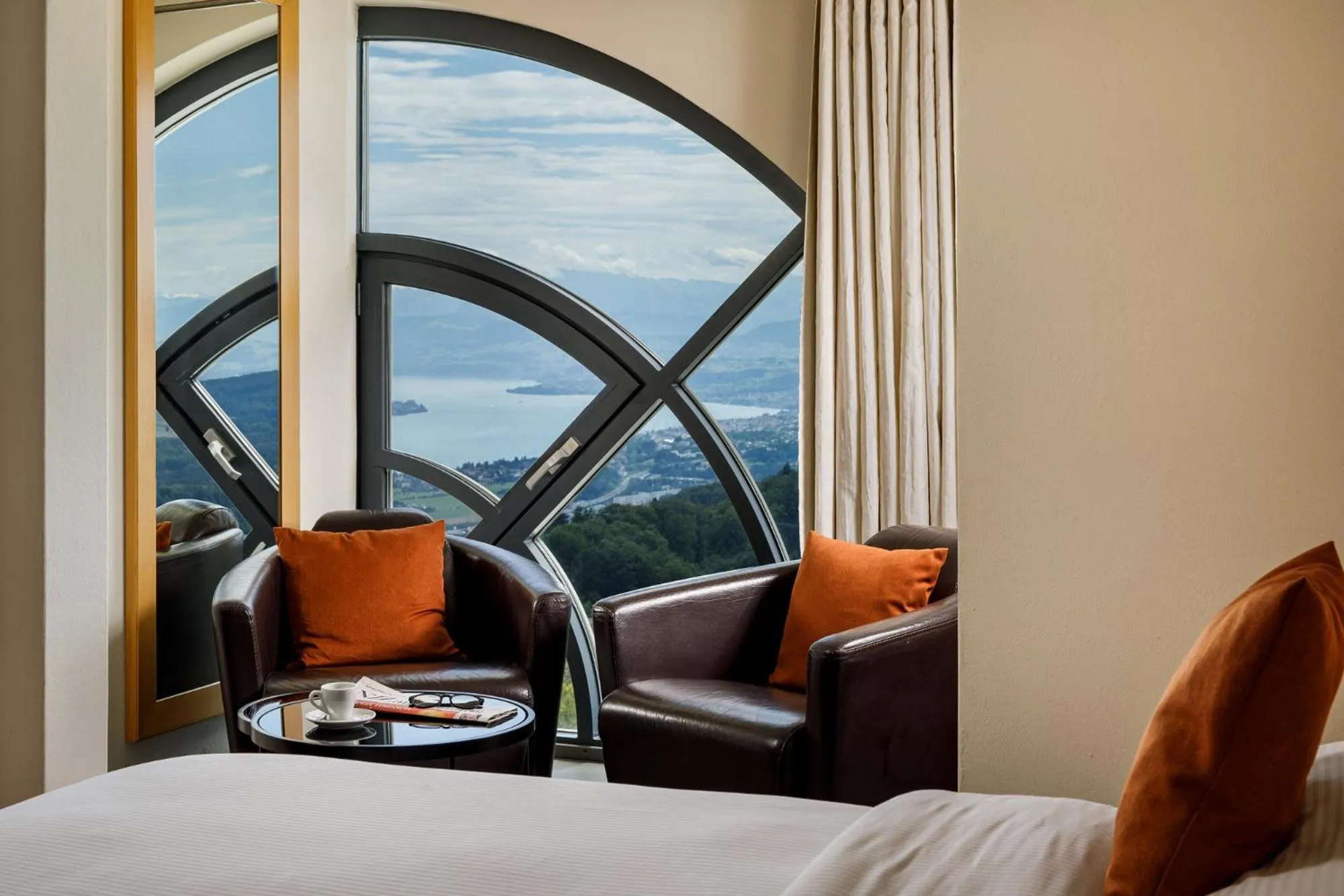 Lake view, Bed in Hotel UTO KULM car-free hideaway in Zurich