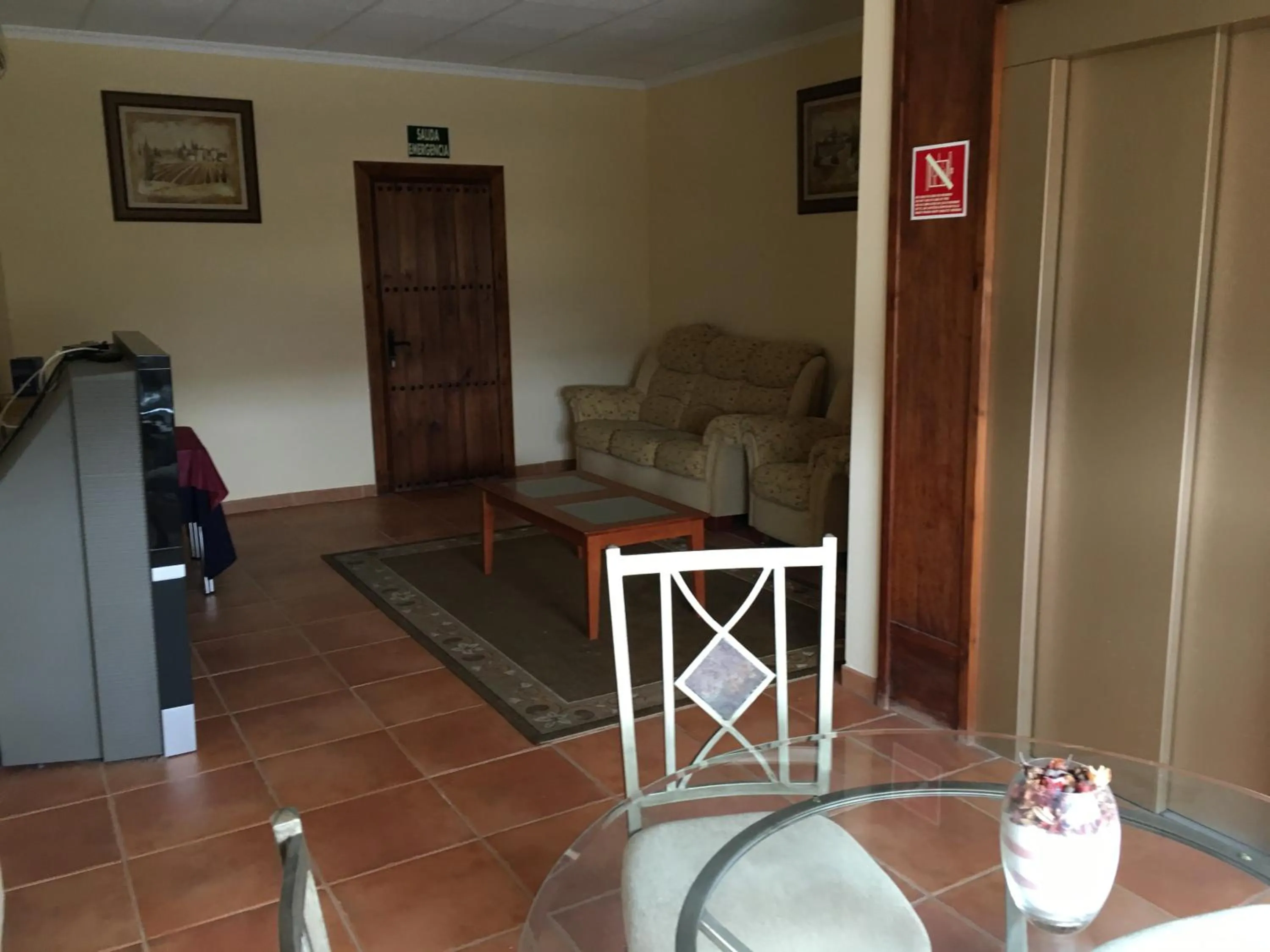Communal lounge/ TV room in Hostal Mesón Arboleas
