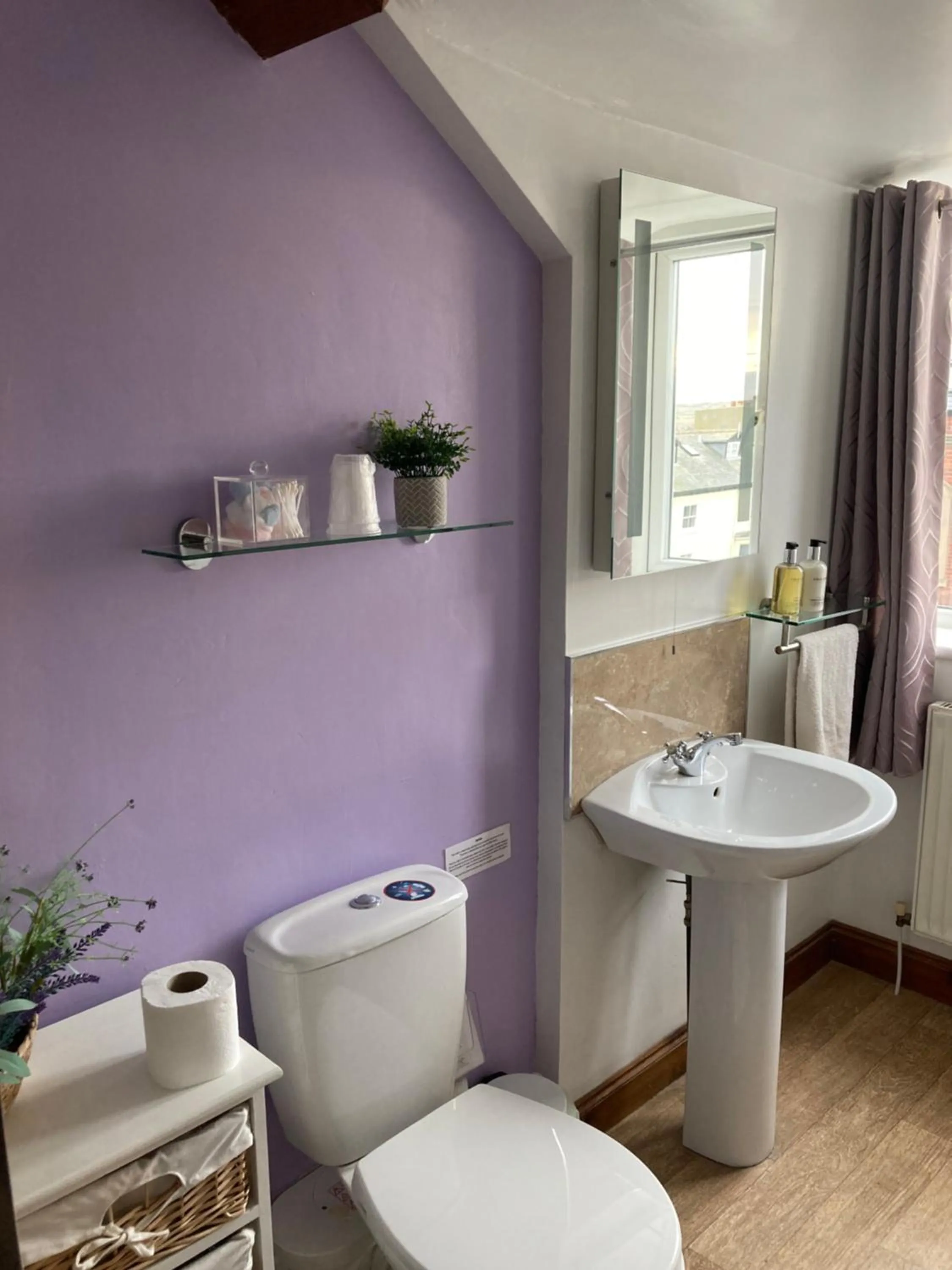 Bathroom in Ellies Guest House