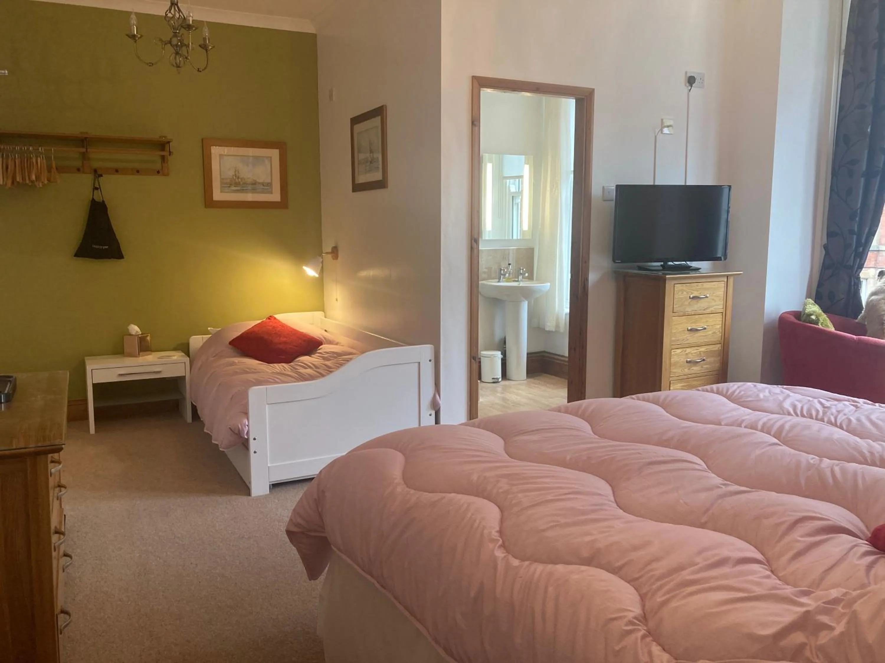 Photo of the whole room, Bed in Ellies Guest House