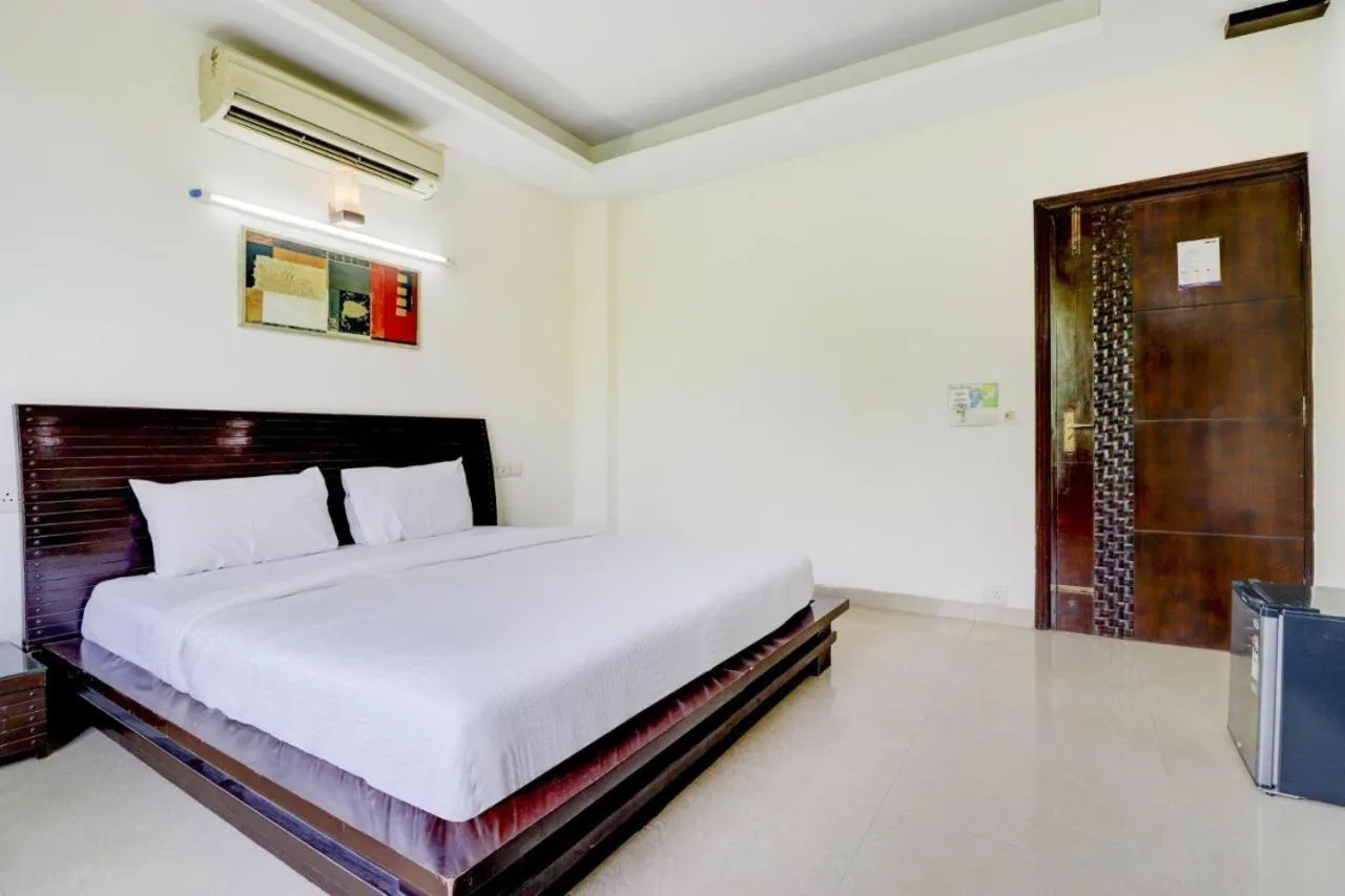 Bedroom, Bed in Blue Moon Residency Hotel & Restaurant