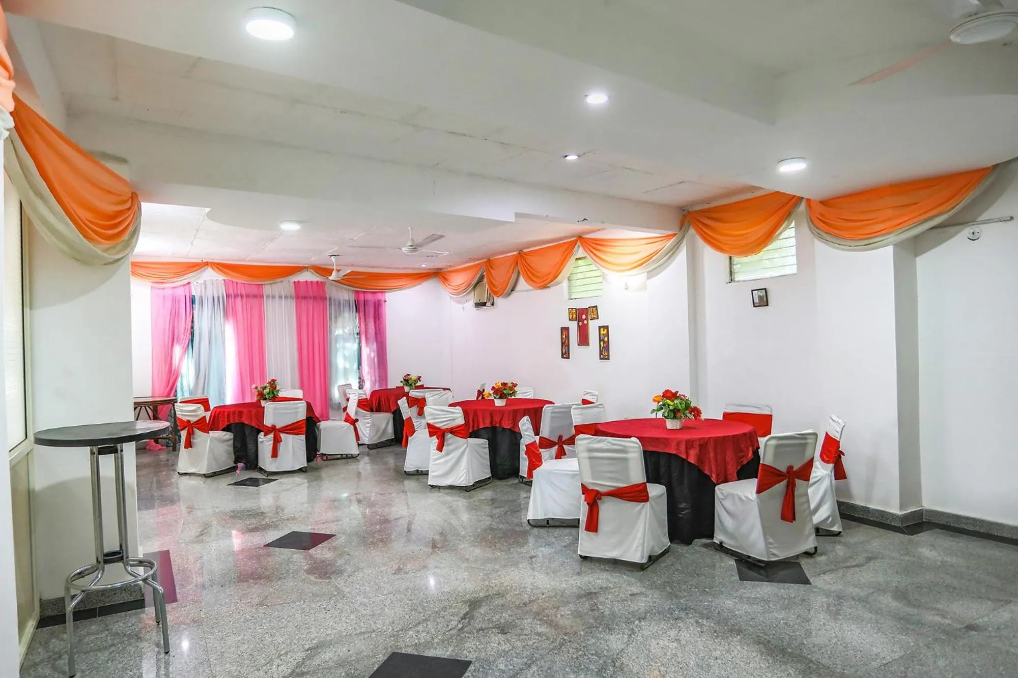 Restaurant/places to eat in FabHotel Aravali Suites