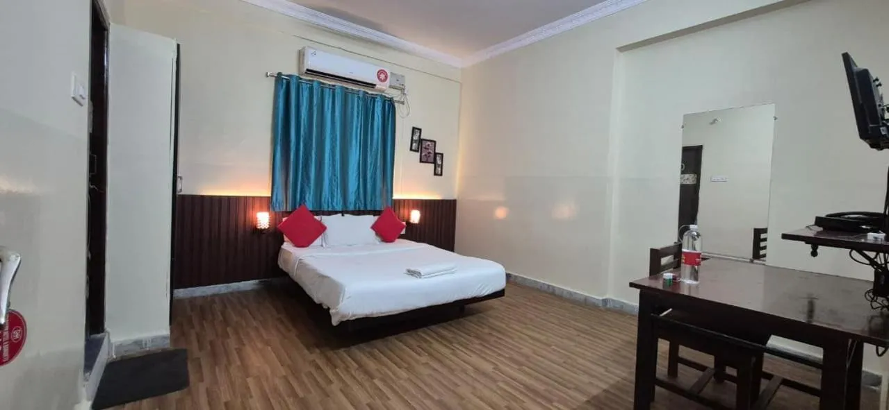 Photo of the whole room, Bed in Goldhorn Hotels & Banquet Mehdipatnam Near St Ann's college