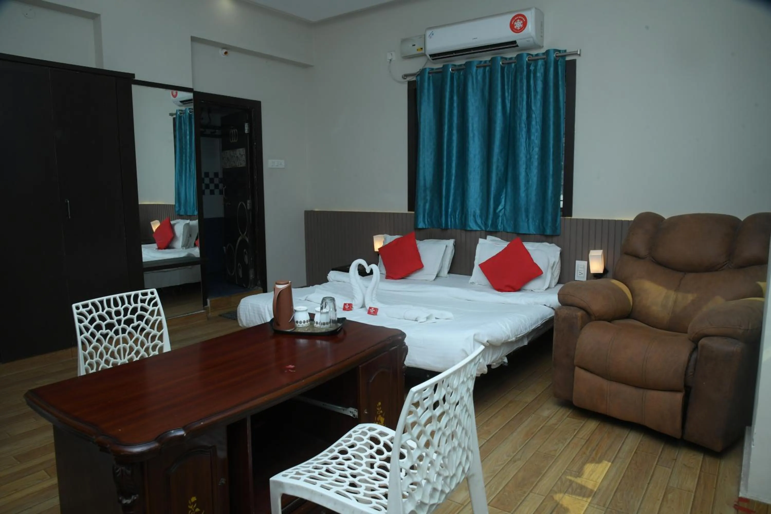 Photo of the whole room, Bed in Goldhorn Hotels & Banquet Mehdipatnam Near St Ann's college