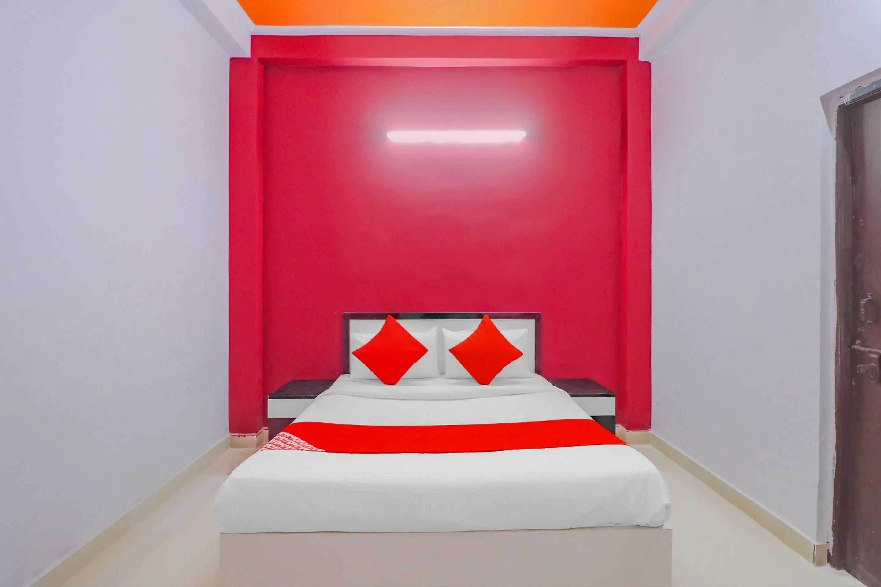 Bedroom, Bed in Hotel O Primrose Hotel's Near Noida Sector 76 Metro Station