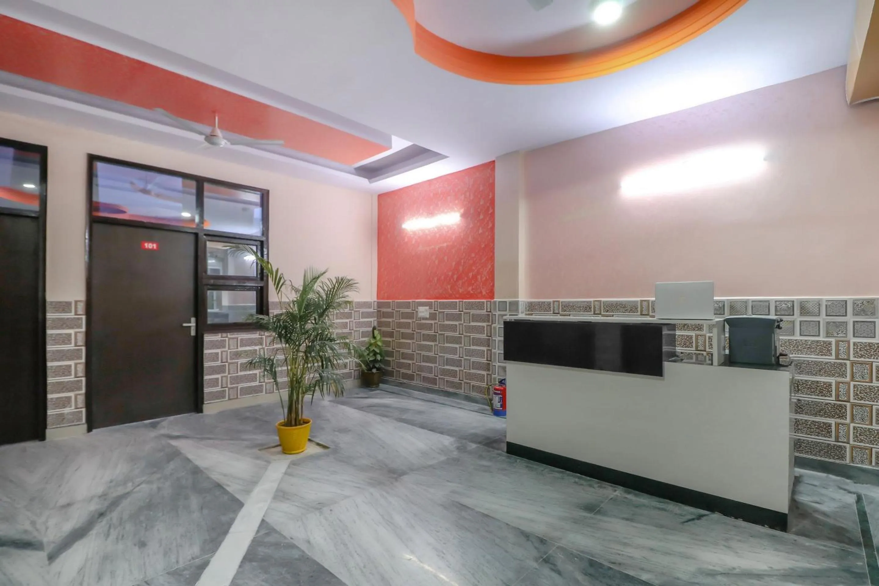 Lobby or reception in Hotel O Primrose Hotel's Near Noida Sector 76 Metro Station