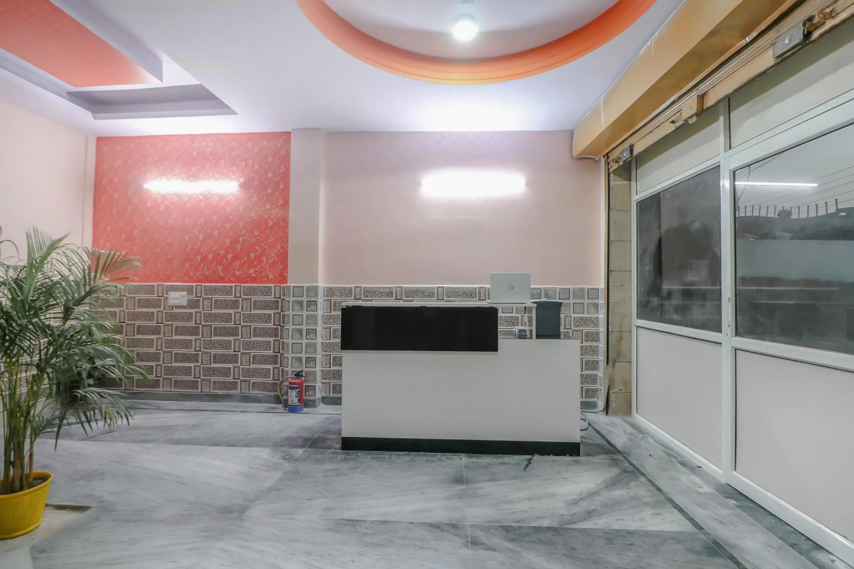 Lobby or reception in Hotel O Primrose Hotel's Near Noida Sector 76 Metro Station