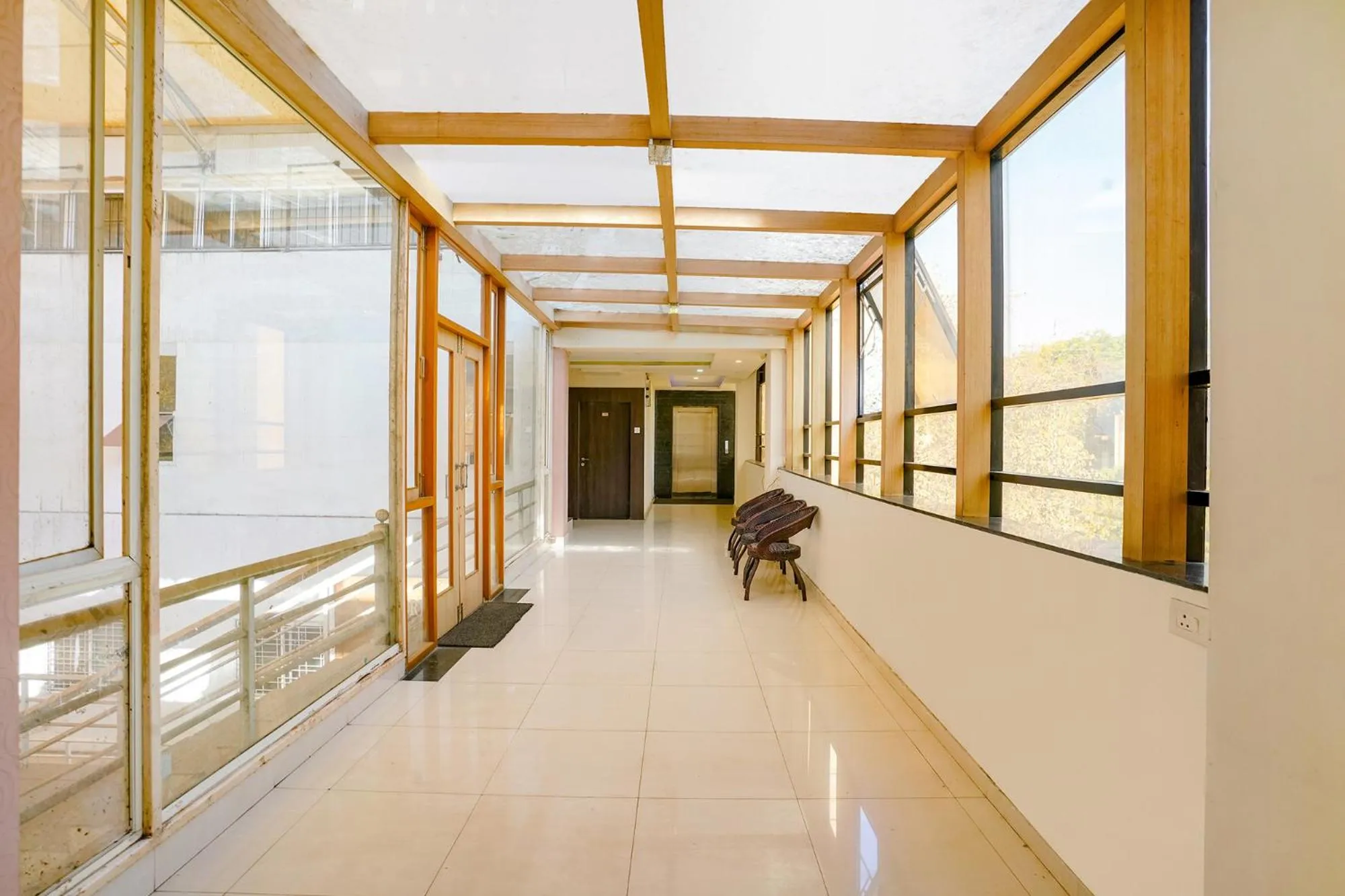 Lobby or reception in FabHotel Regent Inn - Nr SkyWalk Bridge