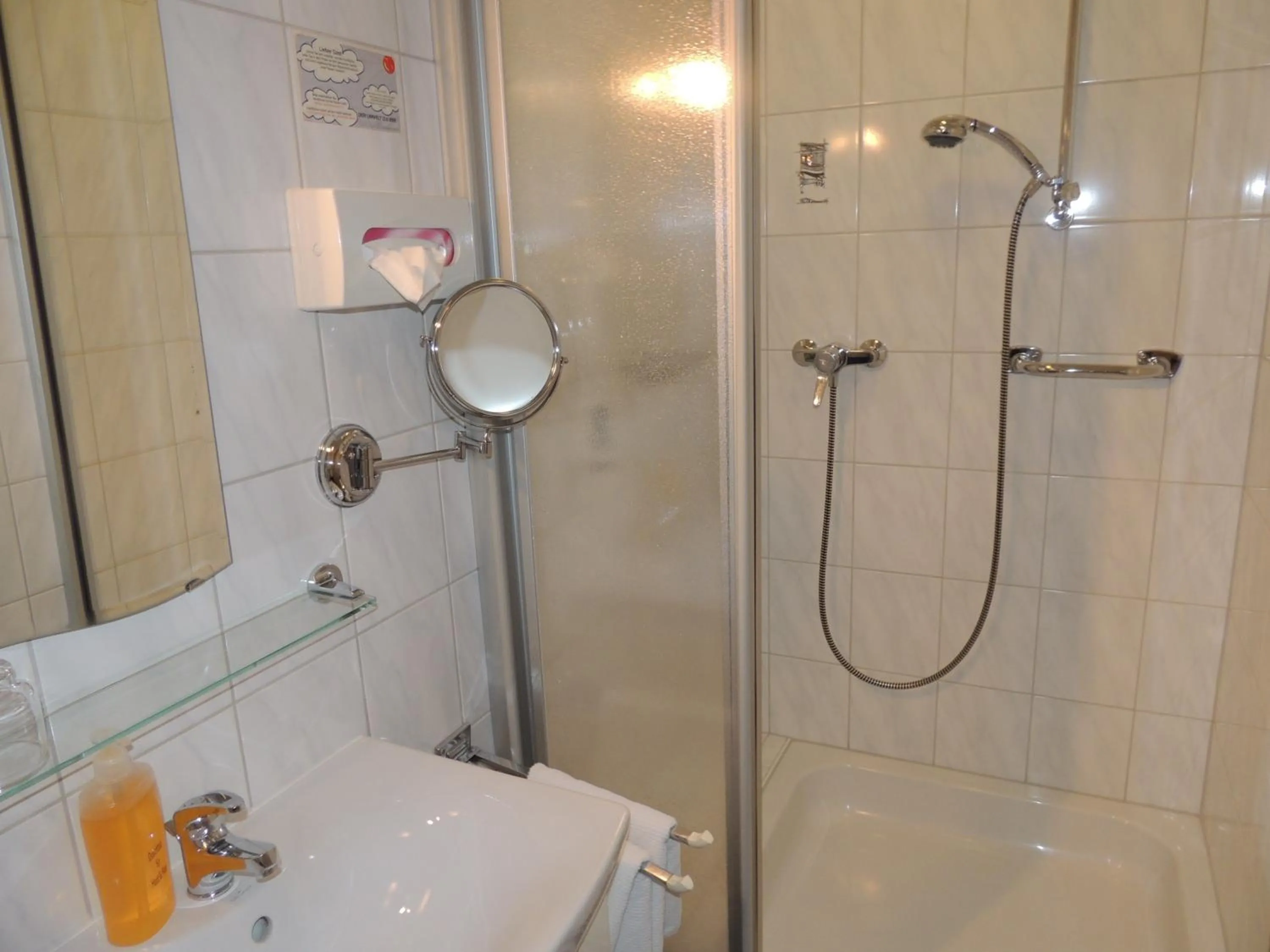 Bathroom in Hotel-Restaurant zum Roeddenberg