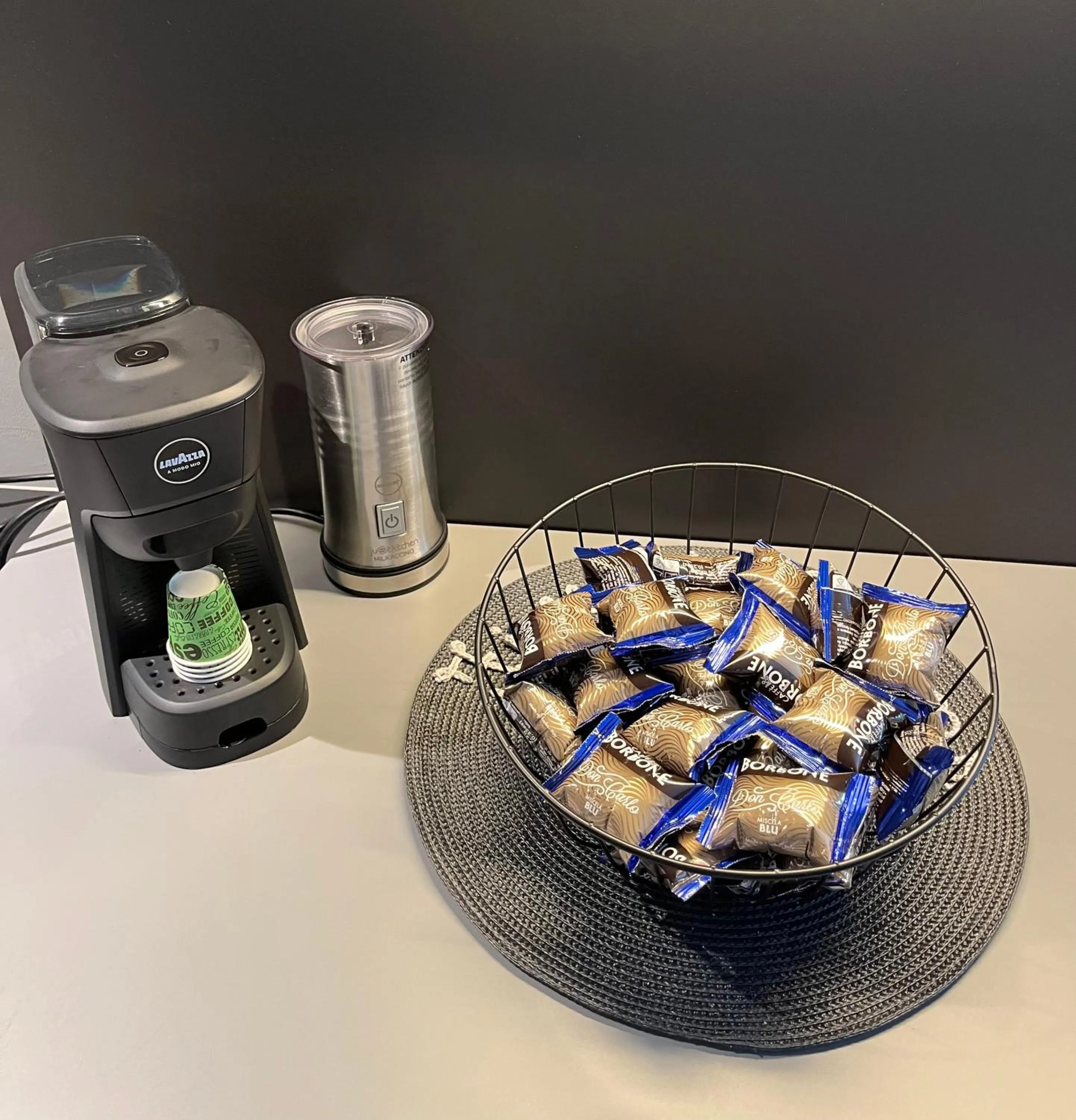 Coffee/tea facilities in Fiorini Rooms Pescasseroli