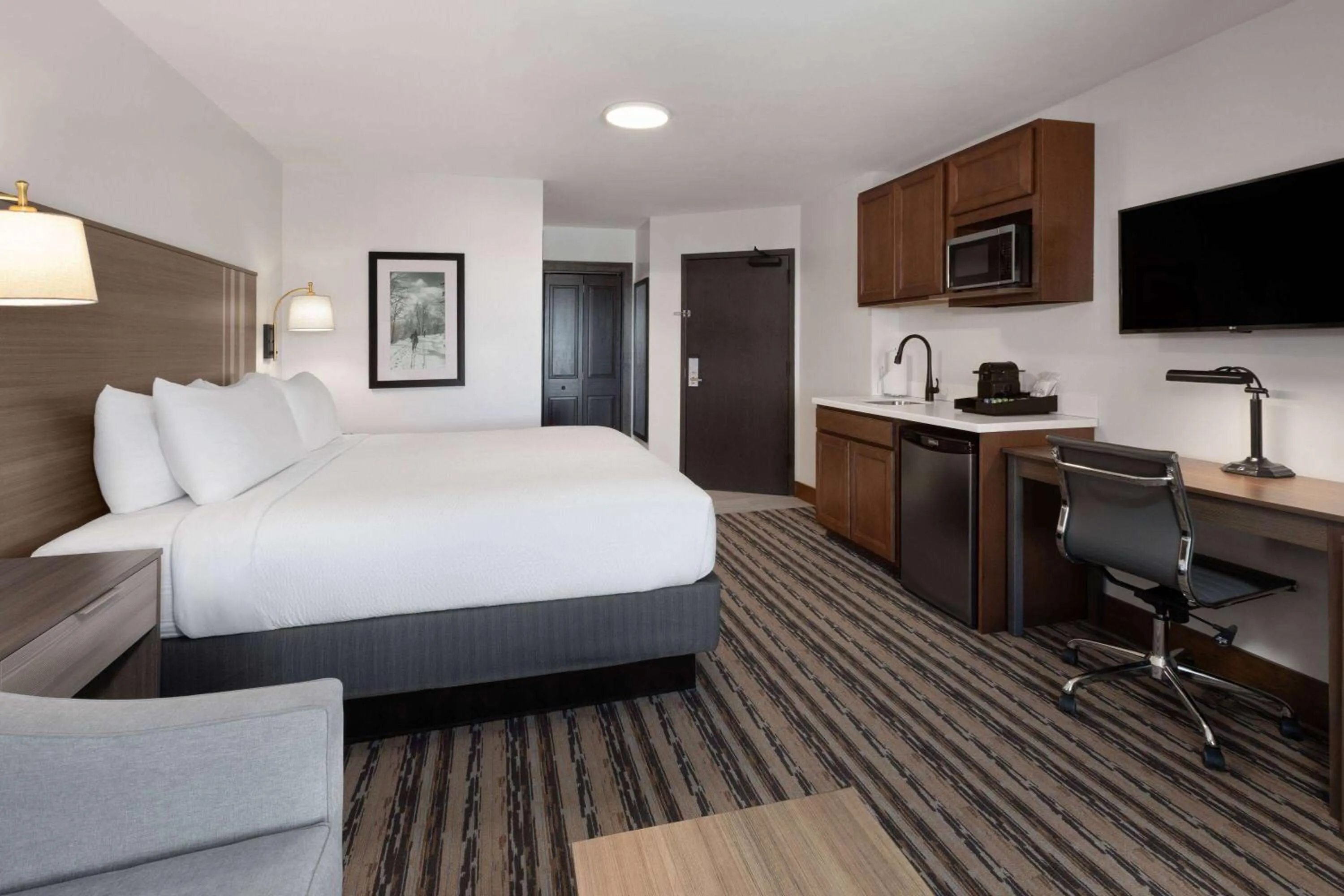 Photo of the whole room, Bed in Corduroy Inn and Lodge, Trademark Collection by Wyndham