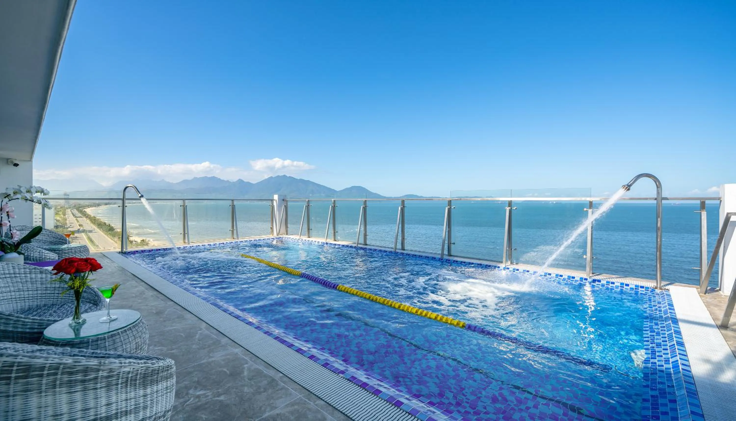 Swimming pool in Avenis Hotel