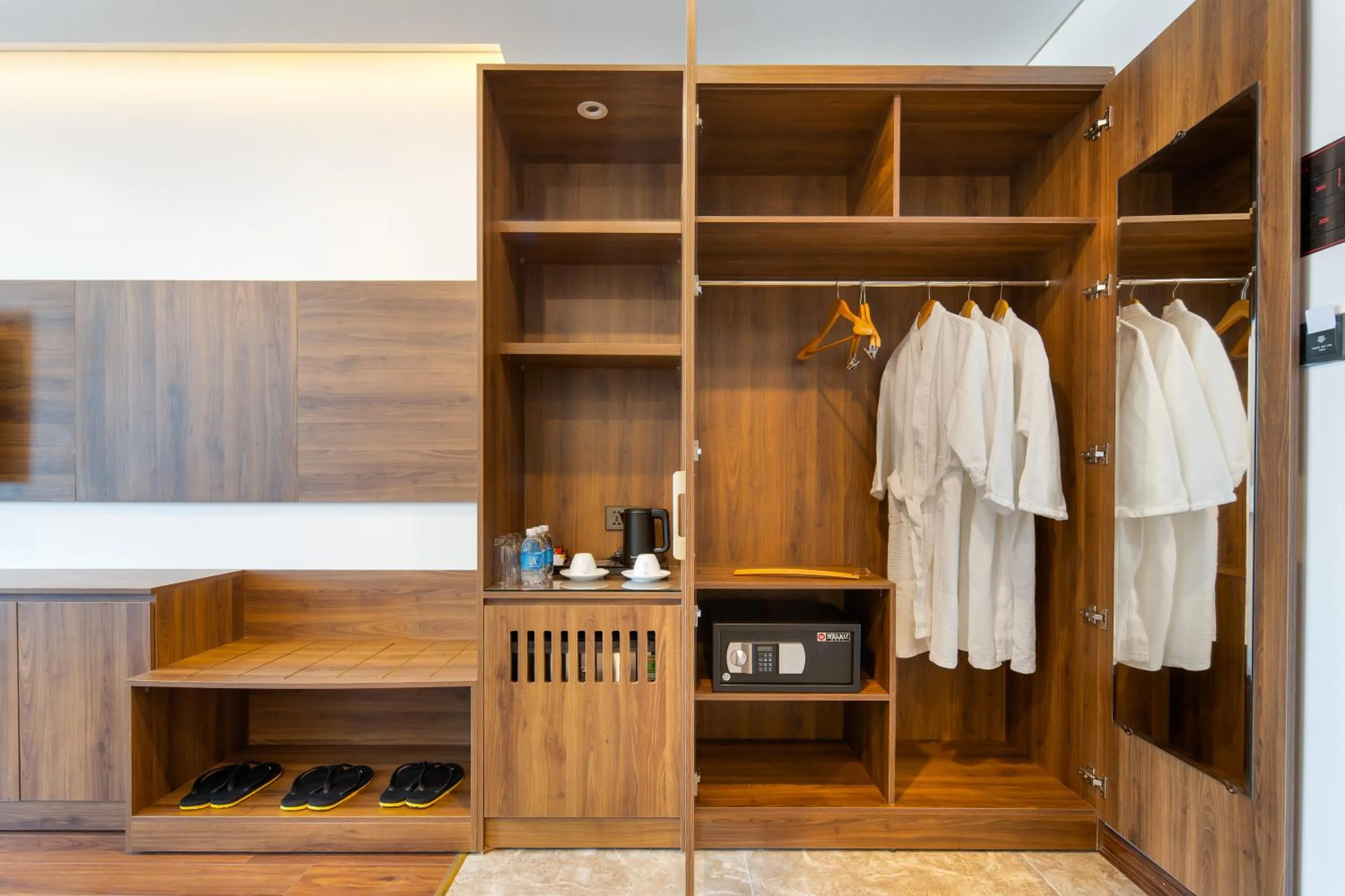 Coffee/tea facilities in Avenis Hotel