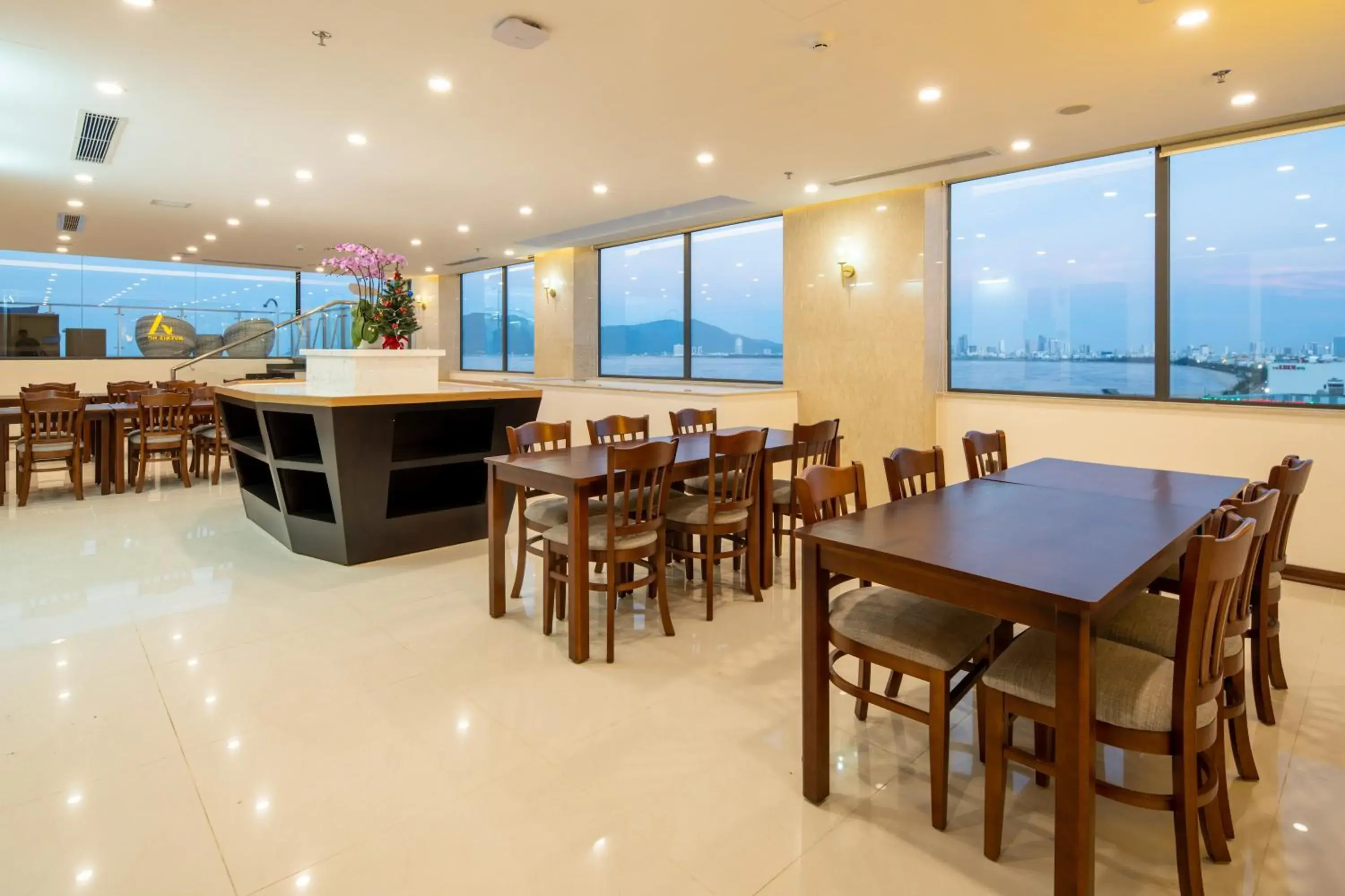 Restaurant/places to eat in Avenis Hotel Restaurant/places to eat in Avenis Hotel