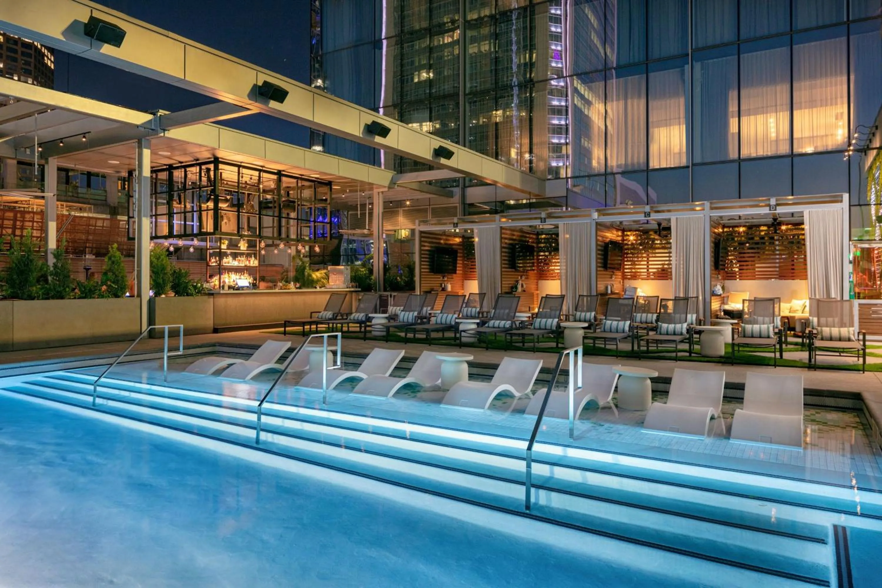 Swimming pool in JW Marriott Charlotte