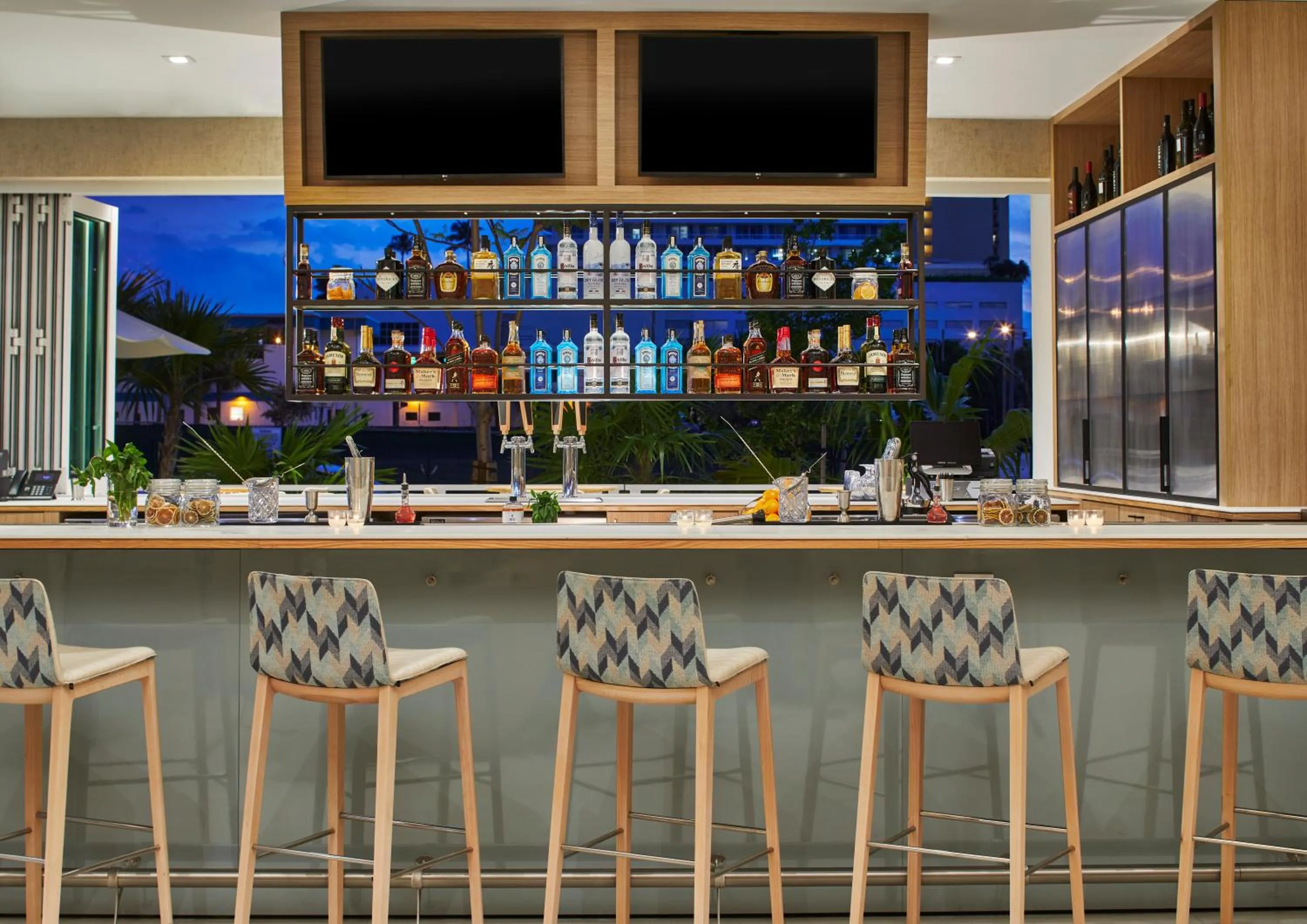 Lounge or bar in AC Hotel by Marriott Fort Lauderdale Beach