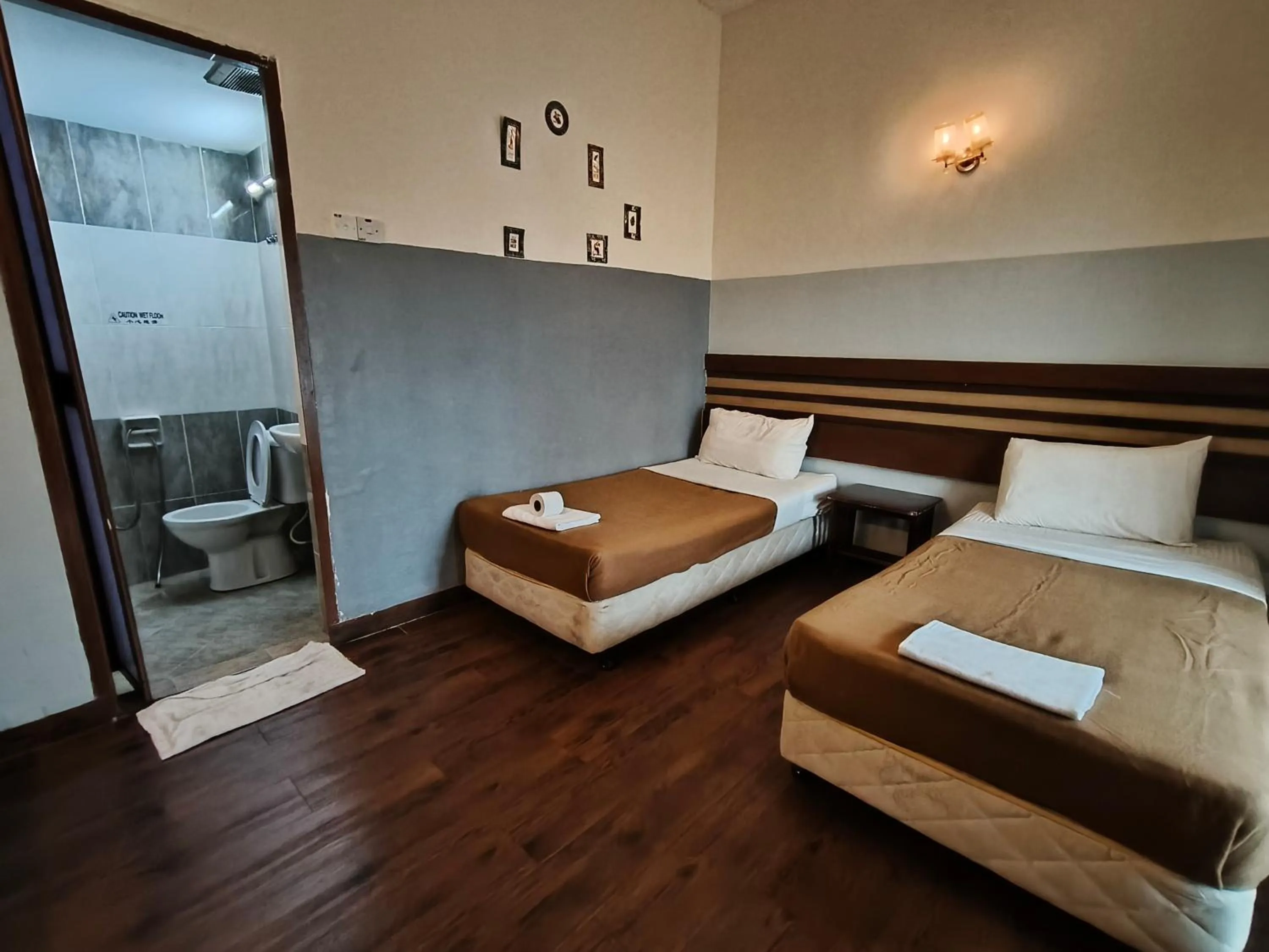 Photo of the whole room, Bed in Cozzy Motel Malacca