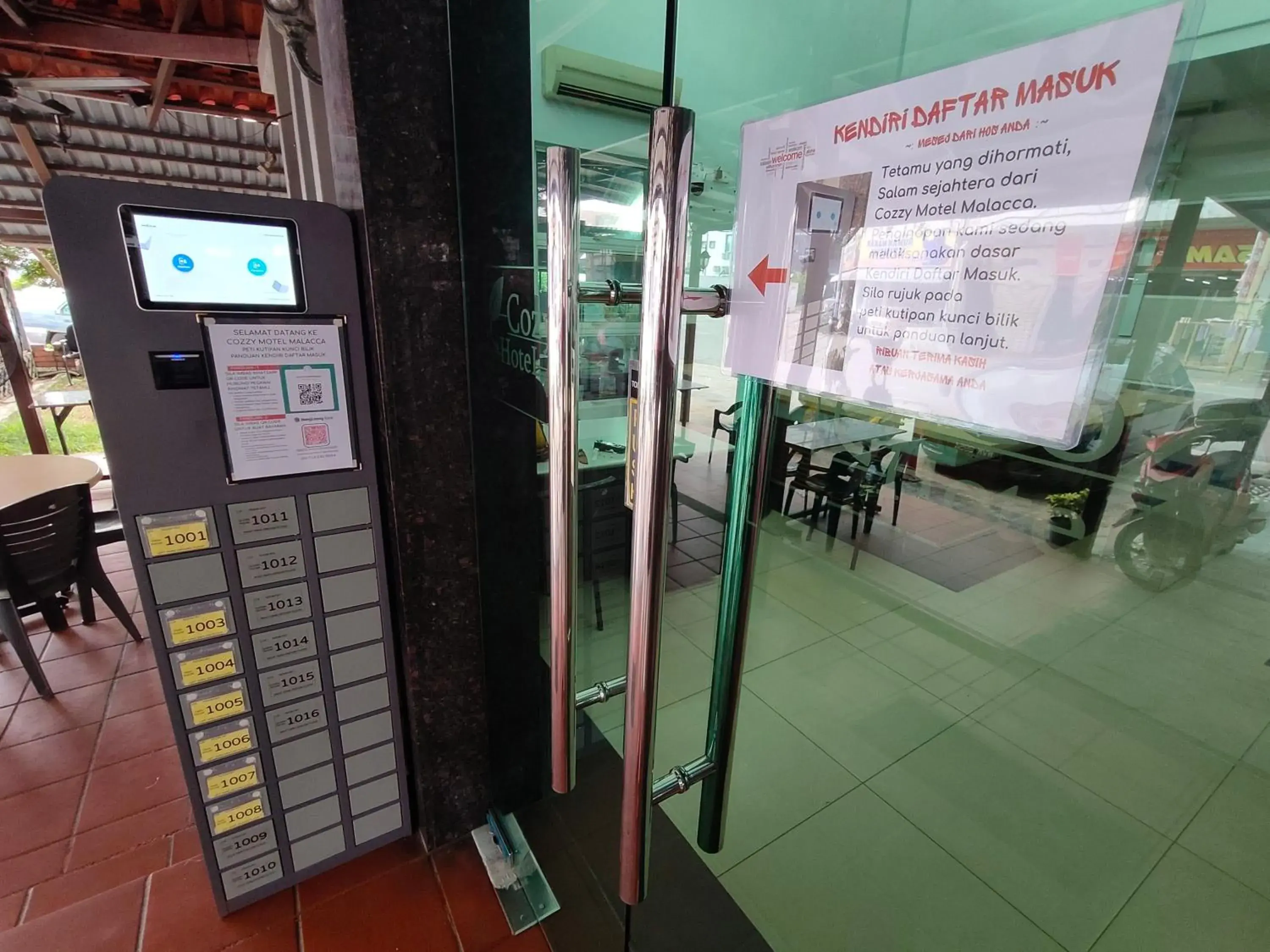 Facade/entrance in Cozzy Motel Malacca Facade/entrance in Cozzy Motel Malacca