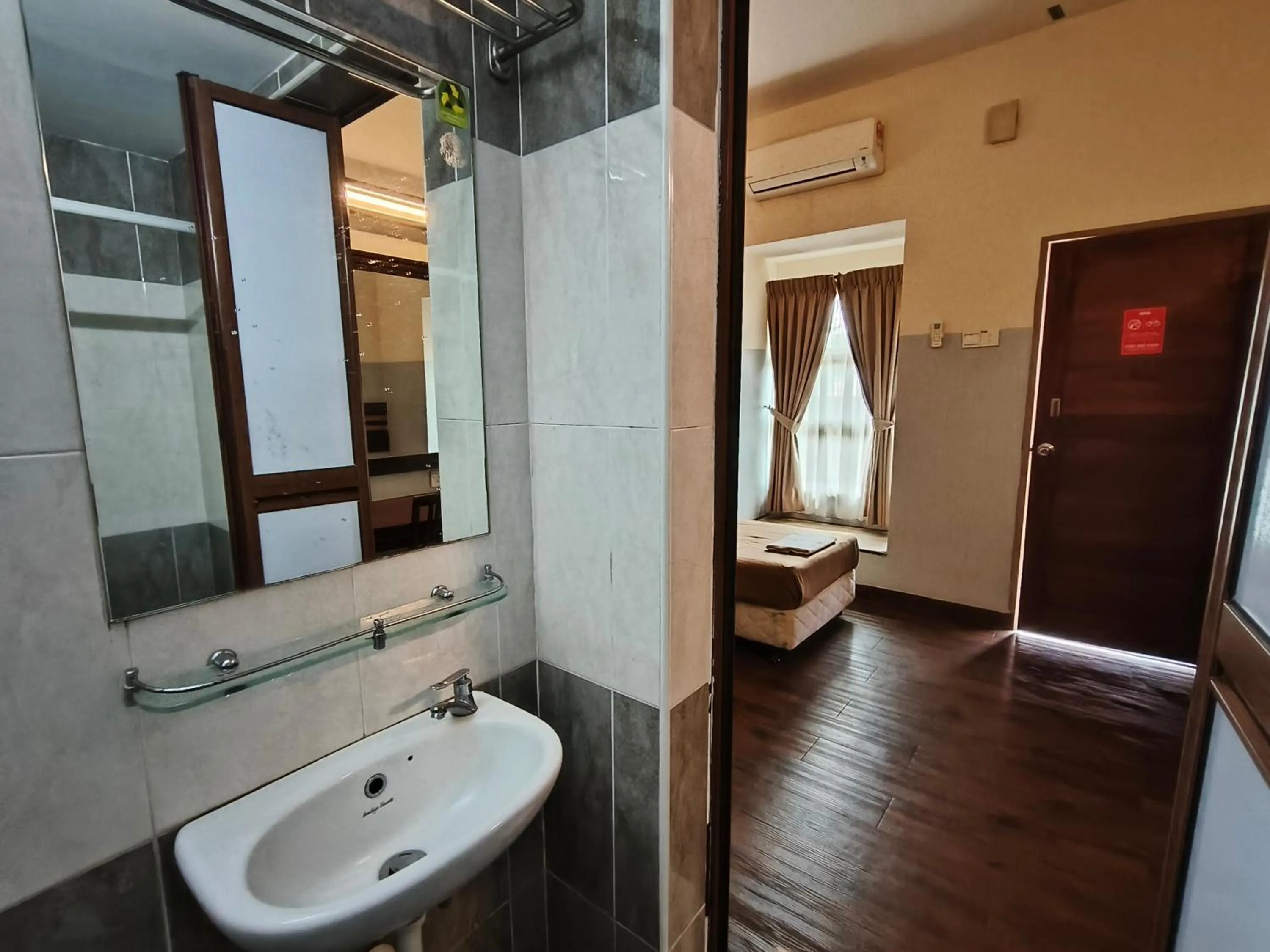 Bathroom in Cozzy Motel Malacca