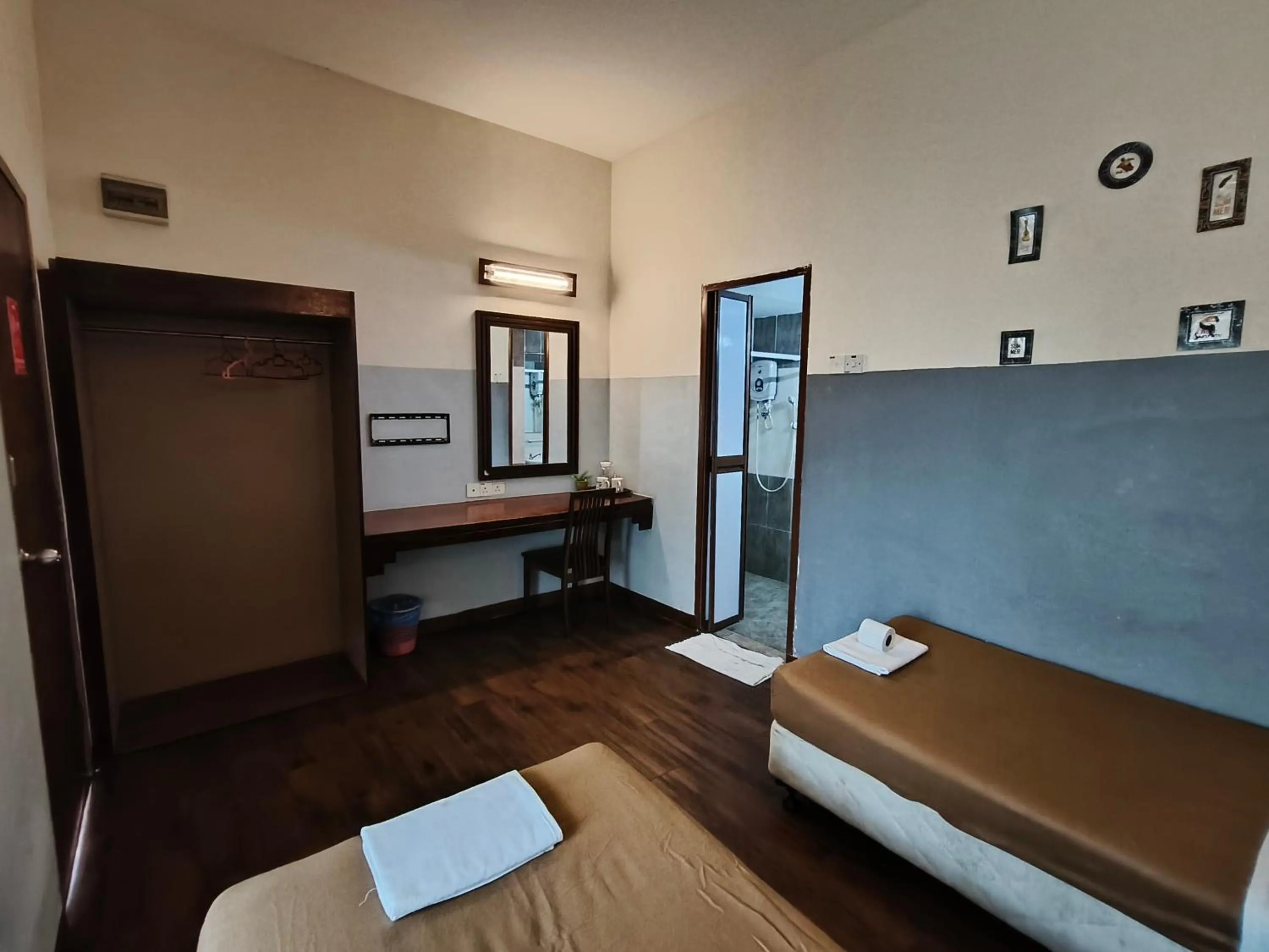 Photo of the whole room, Bed in Cozzy Motel Malacca