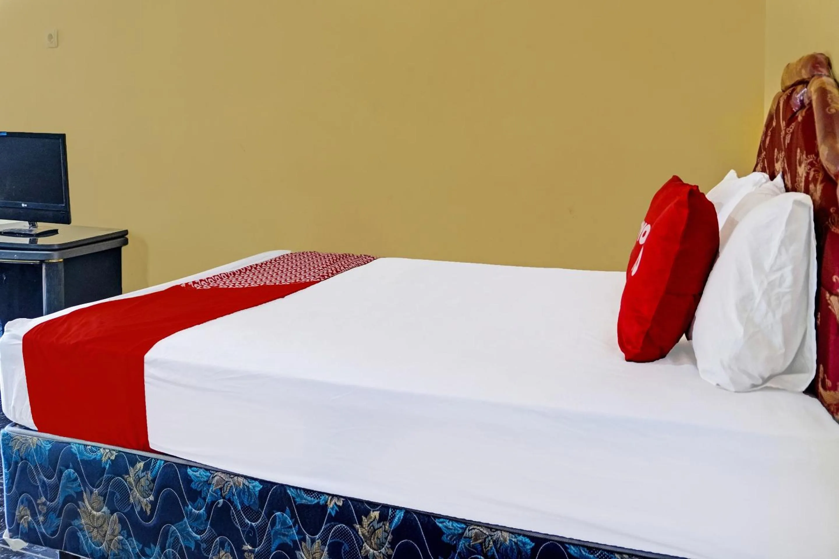 Bedroom in SPOT ON 91798 Hotel Grand Mutiara