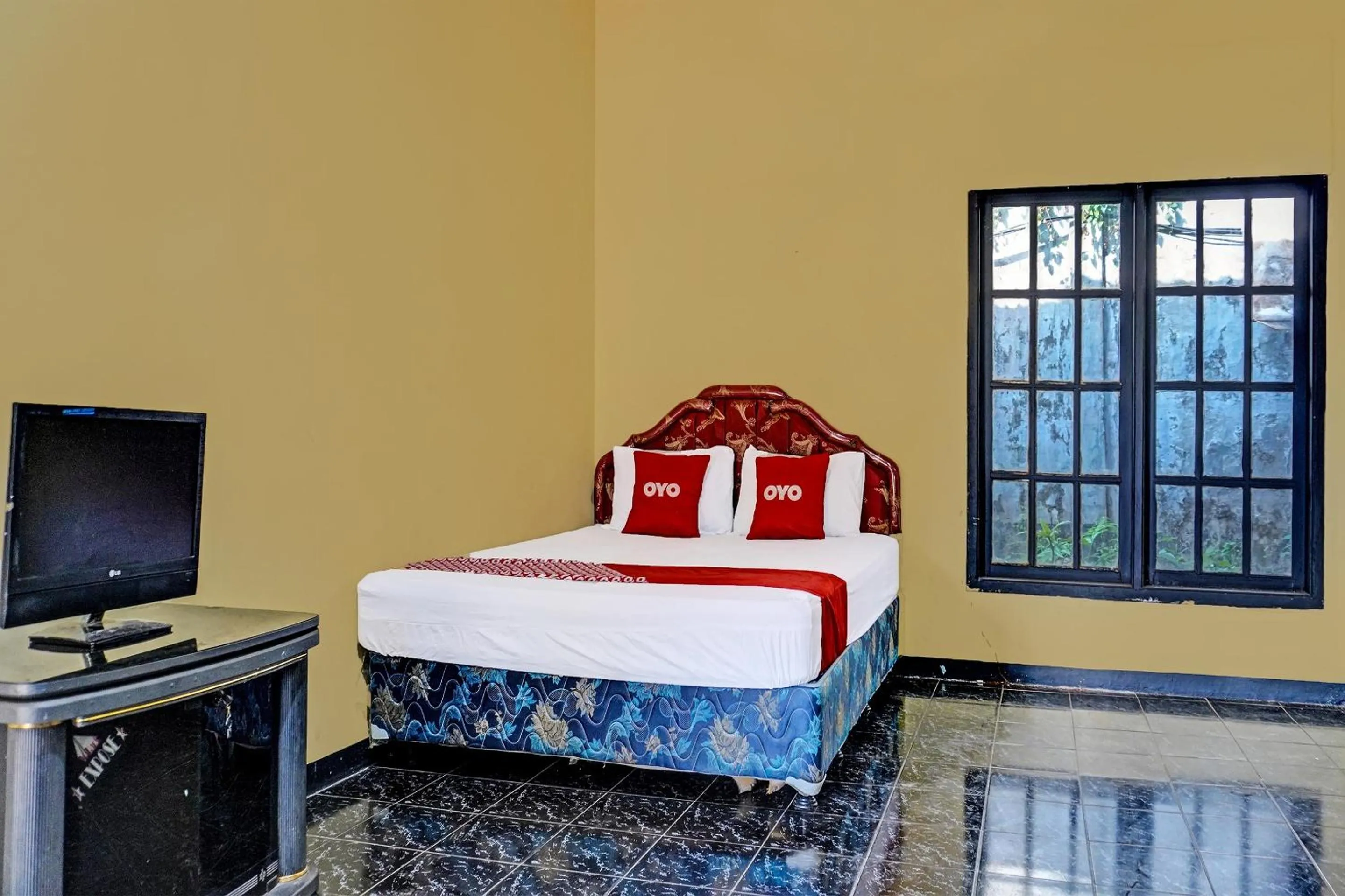 Bedroom in SPOT ON 91798 Hotel Grand Mutiara